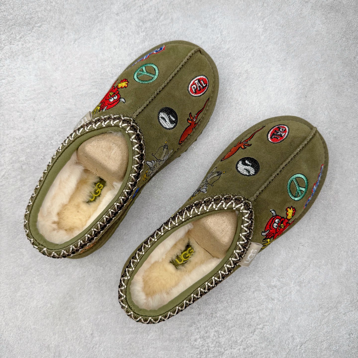 图片[3]-＃GX PALACE x UGG 7290 Tasman 小恶魔联名款柔软舒适低帮生活休闲鞋 男女同款 秋冬羊皮毛一体雪地靴 全鞋采用ZP同厂 隆丰A级澳洲进口羊皮毛一体 品牌代工厂生产线 完全遵循ZP工艺流程 代工厂原厂版师 秉承无原鞋不开发选择 注重每一处细节 市面最正版型 TREADLITE\\\”轻翼\\\”科技外底 轻便/耐用/柔韧/桩型【售后郑重承诺】一个月内若出现重大脱胶/断底等质量问题 直接为您换新！尺码：35 36 37 38 39 40 41 42 43 44 45-选品中心