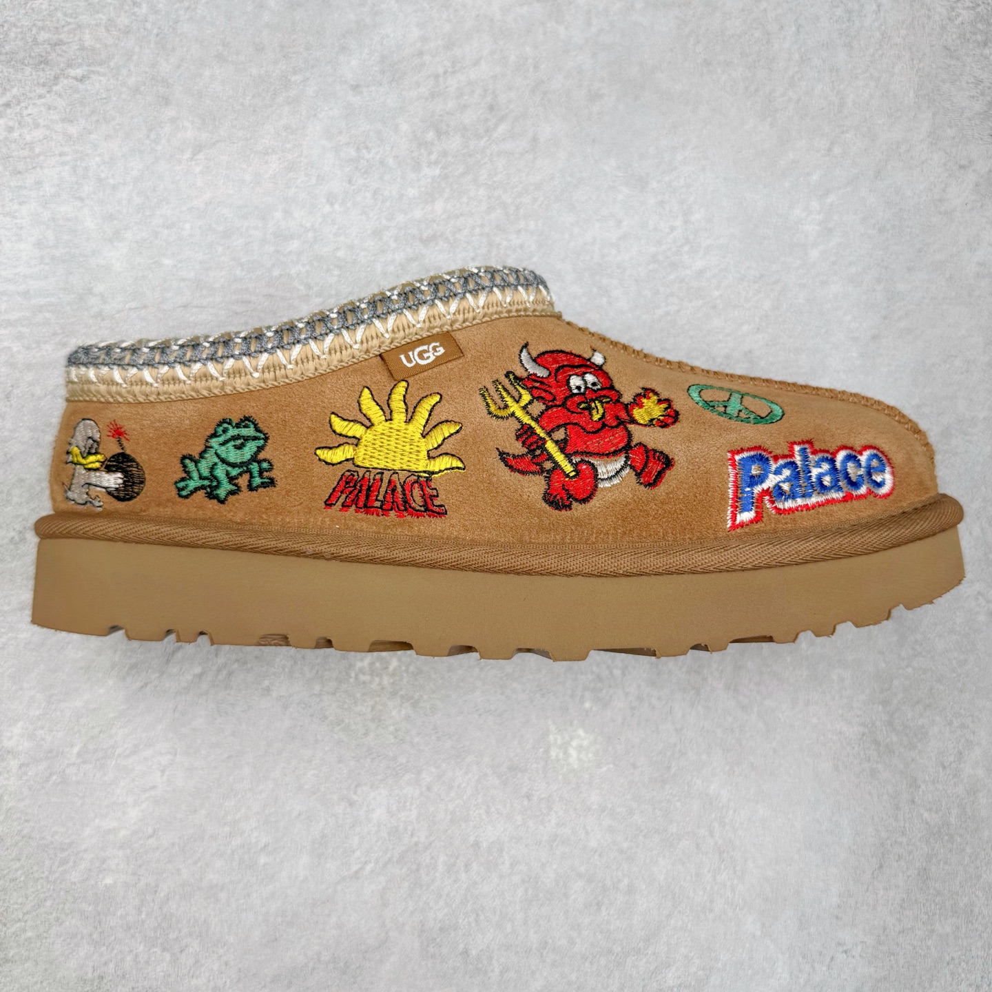 ＃GX PALACE x UGG 7290 Tasman 小恶魔联名款柔软舒适低帮生活休闲鞋 男女同款 秋冬羊皮毛一体雪地靴 全鞋采用ZP同厂 隆丰A级澳洲进口羊皮毛一体 品牌代工厂生产线 完全遵循ZP工艺流程 代工厂原厂版师 秉承无原鞋不开发选择 注重每一处细节 市面最正版型 TREADLITE\\\”轻翼\\\”科技外底 轻便/耐用/柔韧/桩型【售后郑重承诺】一个月内若出现重大脱胶/断底等质量问题 直接为您换新！尺码：35 36 37 38 39 40 41 42 43 44 45-选品中心