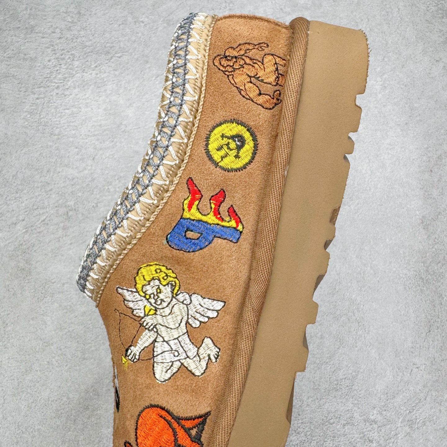 图片[7]-＃GX PALACE x UGG 7290 Tasman 小恶魔联名款柔软舒适低帮生活休闲鞋 男女同款 秋冬羊皮毛一体雪地靴 全鞋采用ZP同厂 隆丰A级澳洲进口羊皮毛一体 品牌代工厂生产线 完全遵循ZP工艺流程 代工厂原厂版师 秉承无原鞋不开发选择 注重每一处细节 市面最正版型 TREADLITE\\\”轻翼\\\”科技外底 轻便/耐用/柔韧/桩型【售后郑重承诺】一个月内若出现重大脱胶/断底等质量问题 直接为您换新！尺码：35 36 37 38 39 40 41 42 43 44 45-选品中心