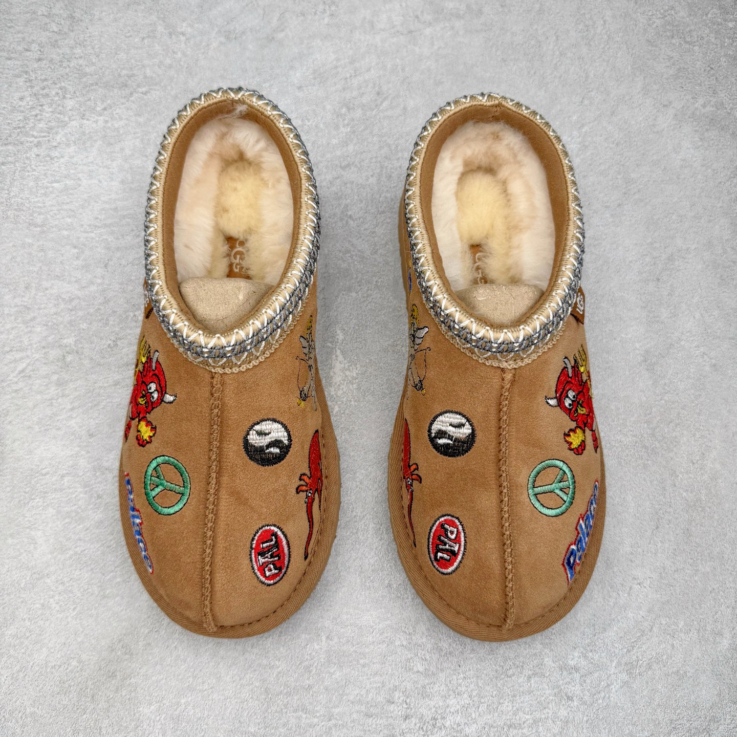 图片[2]-＃GX PALACE x UGG 7290 Tasman 小恶魔联名款柔软舒适低帮生活休闲鞋 男女同款 秋冬羊皮毛一体雪地靴 全鞋采用ZP同厂 隆丰A级澳洲进口羊皮毛一体 品牌代工厂生产线 完全遵循ZP工艺流程 代工厂原厂版师 秉承无原鞋不开发选择 注重每一处细节 市面最正版型 TREADLITE\\\”轻翼\\\”科技外底 轻便/耐用/柔韧/桩型【售后郑重承诺】一个月内若出现重大脱胶/断底等质量问题 直接为您换新！尺码：35 36 37 38 39 40 41 42 43 44 45-选品中心