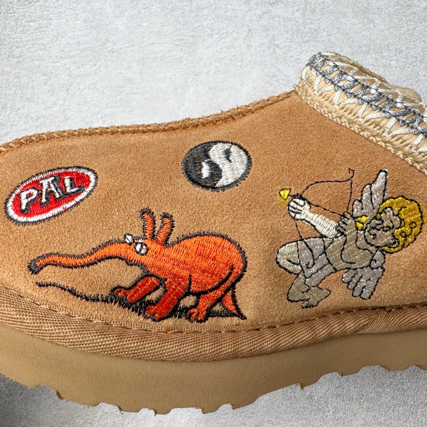 图片[10]-＃GX PALACE x UGG 7290 Tasman 小恶魔联名款柔软舒适低帮生活休闲鞋 男女同款 秋冬羊皮毛一体雪地靴 全鞋采用ZP同厂 隆丰A级澳洲进口羊皮毛一体 品牌代工厂生产线 完全遵循ZP工艺流程 代工厂原厂版师 秉承无原鞋不开发选择 注重每一处细节 市面最正版型 TREADLITE\\\”轻翼\\\”科技外底 轻便/耐用/柔韧/桩型【售后郑重承诺】一个月内若出现重大脱胶/断底等质量问题 直接为您换新！尺码：35 36 37 38 39 40 41 42 43 44 45-选品中心