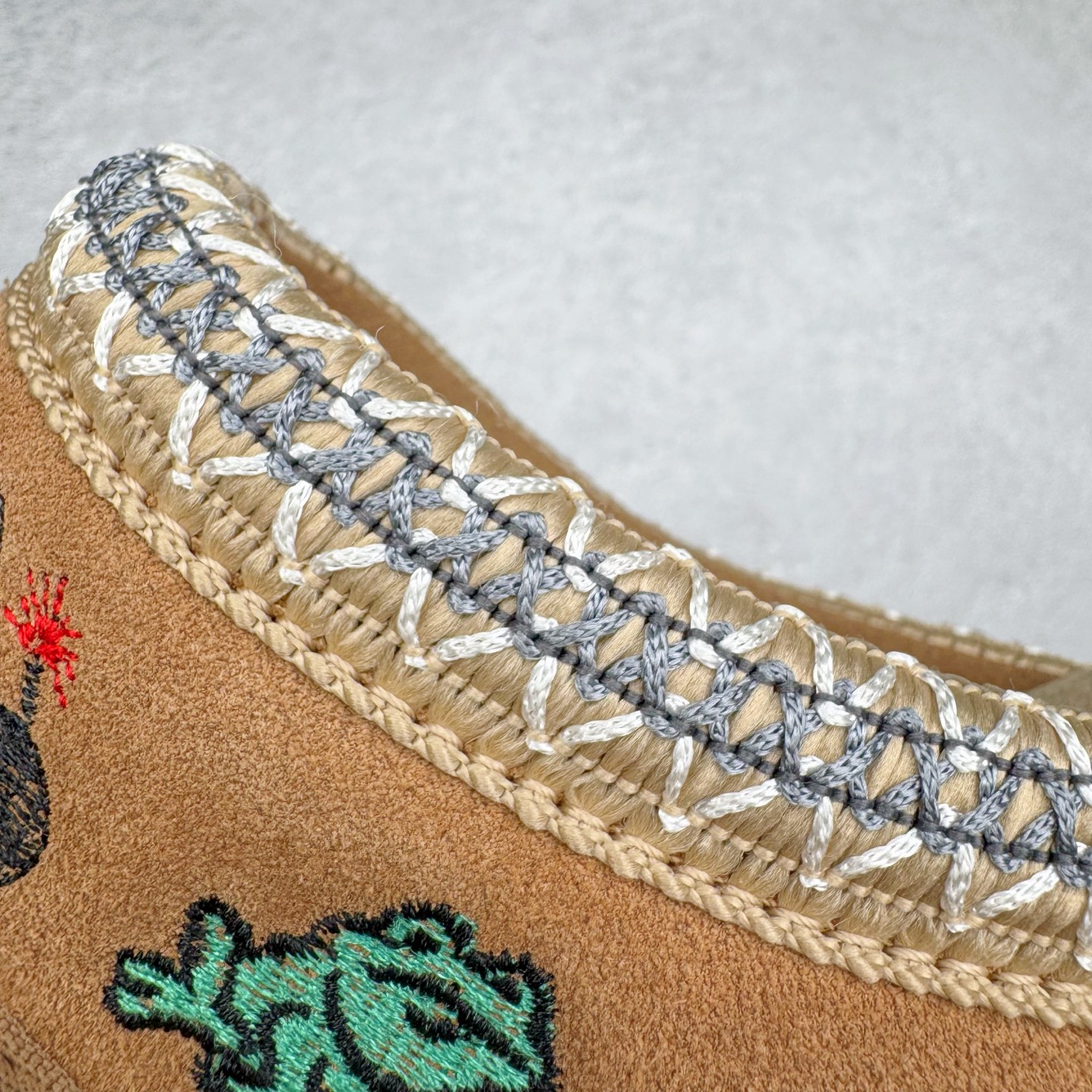 图片[14]-＃GX PALACE x UGG 7290 Tasman 小恶魔联名款柔软舒适低帮生活休闲鞋 男女同款 秋冬羊皮毛一体雪地靴 全鞋采用ZP同厂 隆丰A级澳洲进口羊皮毛一体 品牌代工厂生产线 完全遵循ZP工艺流程 代工厂原厂版师 秉承无原鞋不开发选择 注重每一处细节 市面最正版型 TREADLITE\\\”轻翼\\\”科技外底 轻便/耐用/柔韧/桩型【售后郑重承诺】一个月内若出现重大脱胶/断底等质量问题 直接为您换新！尺码：35 36 37 38 39 40 41 42 43 44 45-选品中心