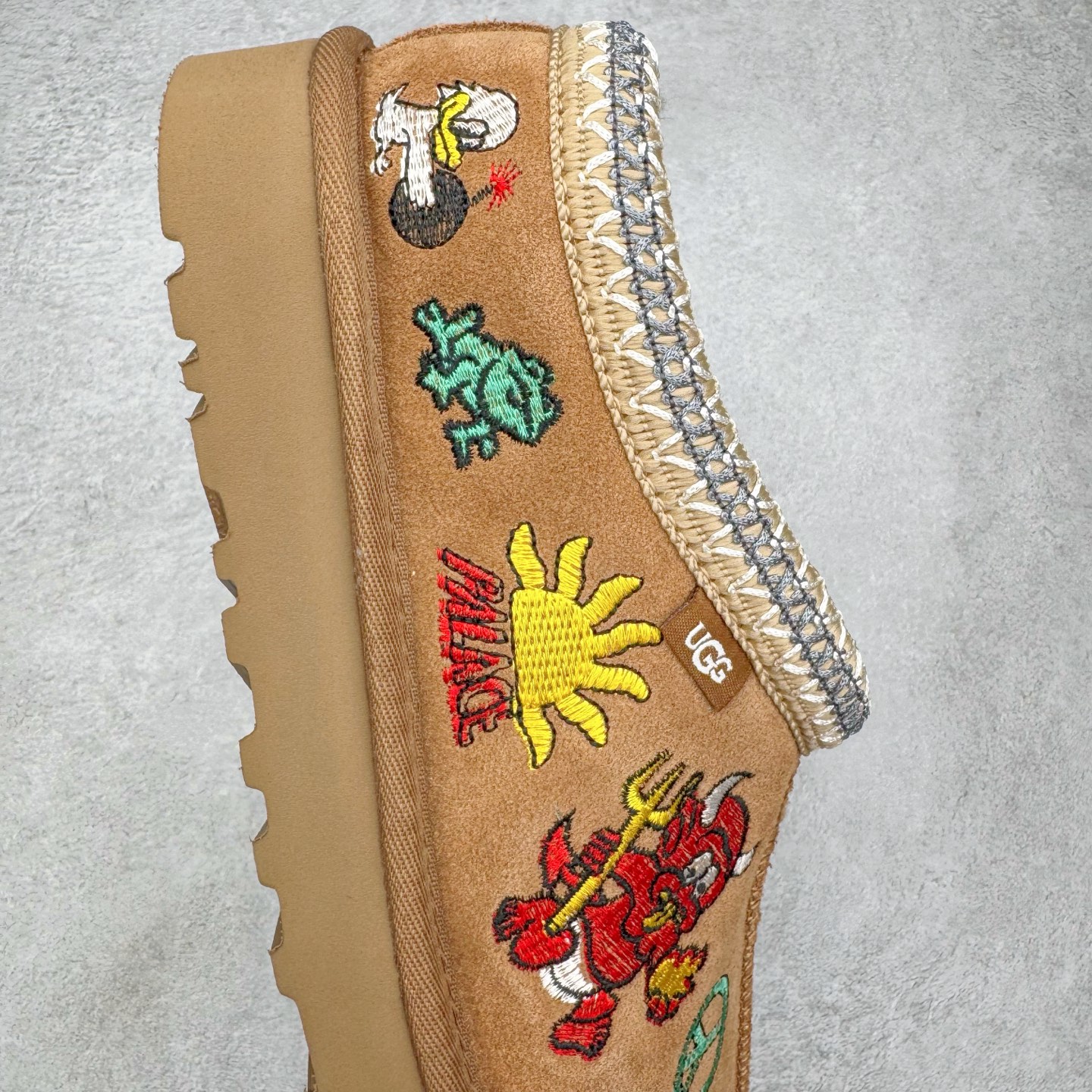 图片[6]-＃GX PALACE x UGG 7290 Tasman 小恶魔联名款柔软舒适低帮生活休闲鞋 男女同款 秋冬羊皮毛一体雪地靴 全鞋采用ZP同厂 隆丰A级澳洲进口羊皮毛一体 品牌代工厂生产线 完全遵循ZP工艺流程 代工厂原厂版师 秉承无原鞋不开发选择 注重每一处细节 市面最正版型 TREADLITE\\\”轻翼\\\”科技外底 轻便/耐用/柔韧/桩型【售后郑重承诺】一个月内若出现重大脱胶/断底等质量问题 直接为您换新！尺码：35 36 37 38 39 40 41 42 43 44 45-选品中心