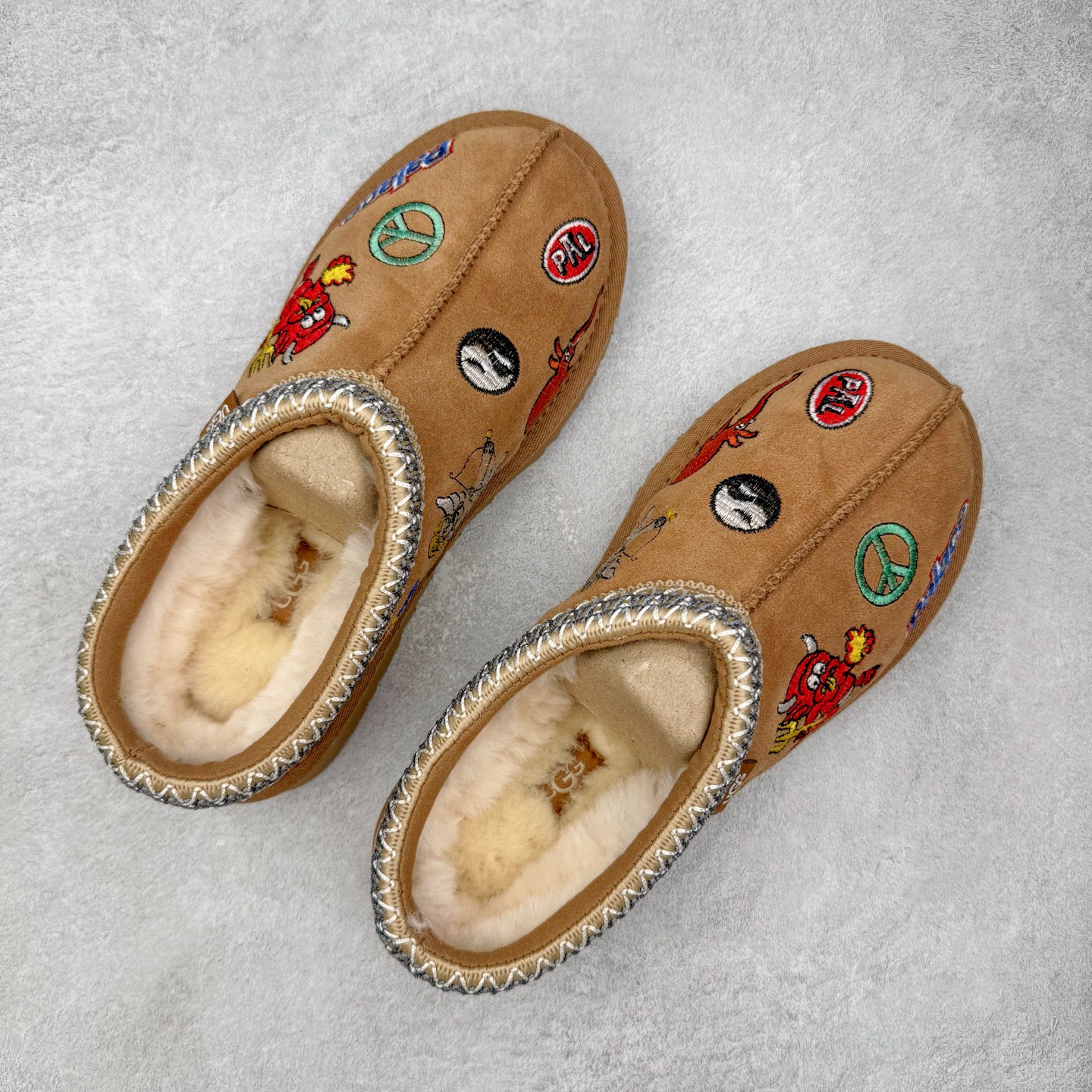 图片[3]-＃GX PALACE x UGG 7290 Tasman 小恶魔联名款柔软舒适低帮生活休闲鞋 男女同款 秋冬羊皮毛一体雪地靴 全鞋采用ZP同厂 隆丰A级澳洲进口羊皮毛一体 品牌代工厂生产线 完全遵循ZP工艺流程 代工厂原厂版师 秉承无原鞋不开发选择 注重每一处细节 市面最正版型 TREADLITE\\\”轻翼\\\”科技外底 轻便/耐用/柔韧/桩型【售后郑重承诺】一个月内若出现重大脱胶/断底等质量问题 直接为您换新！尺码：35 36 37 38 39 40 41 42 43 44 45-选品中心