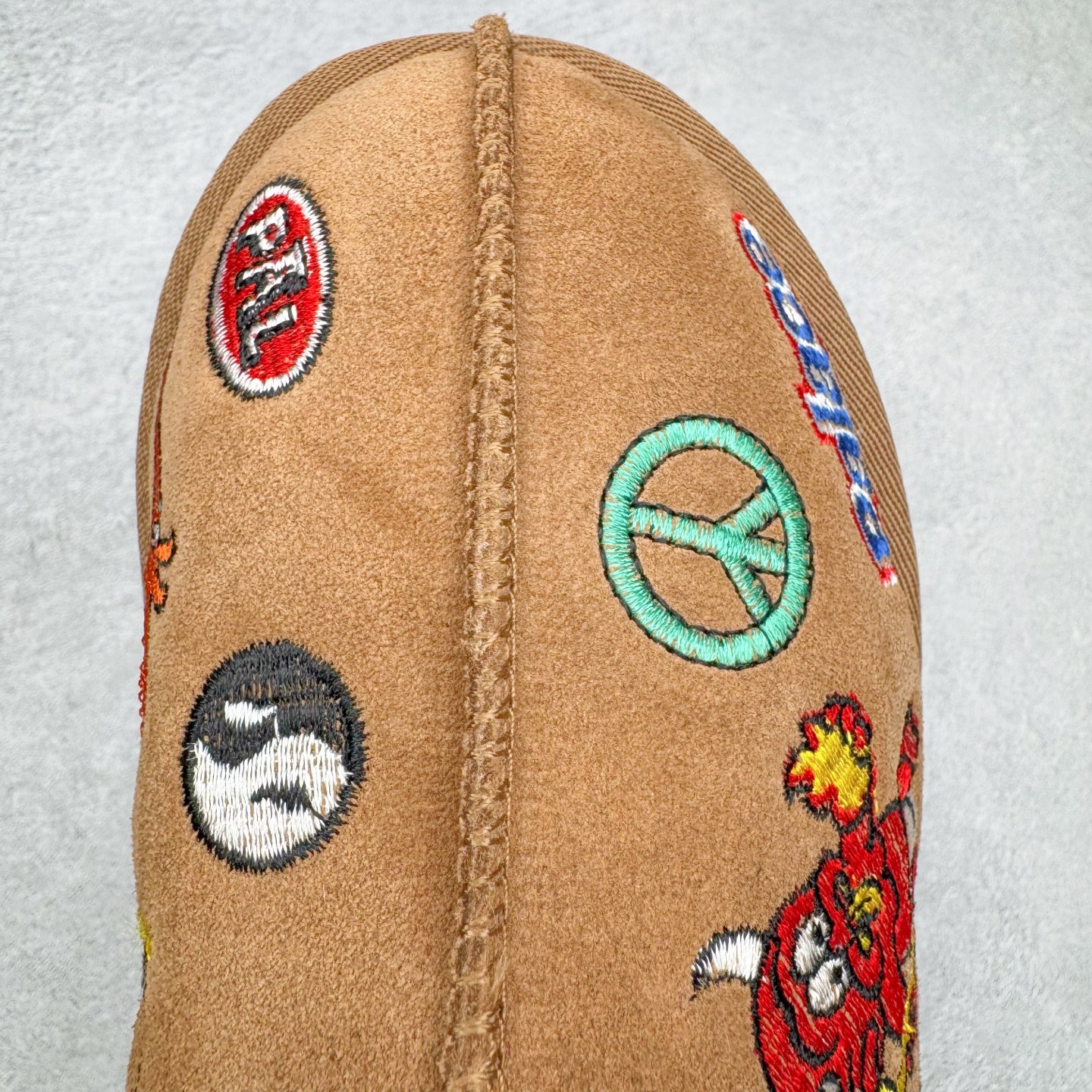 图片[13]-＃GX PALACE x UGG 7290 Tasman 小恶魔联名款柔软舒适低帮生活休闲鞋 男女同款 秋冬羊皮毛一体雪地靴 全鞋采用ZP同厂 隆丰A级澳洲进口羊皮毛一体 品牌代工厂生产线 完全遵循ZP工艺流程 代工厂原厂版师 秉承无原鞋不开发选择 注重每一处细节 市面最正版型 TREADLITE\\\”轻翼\\\”科技外底 轻便/耐用/柔韧/桩型【售后郑重承诺】一个月内若出现重大脱胶/断底等质量问题 直接为您换新！尺码：35 36 37 38 39 40 41 42 43 44 45-选品中心