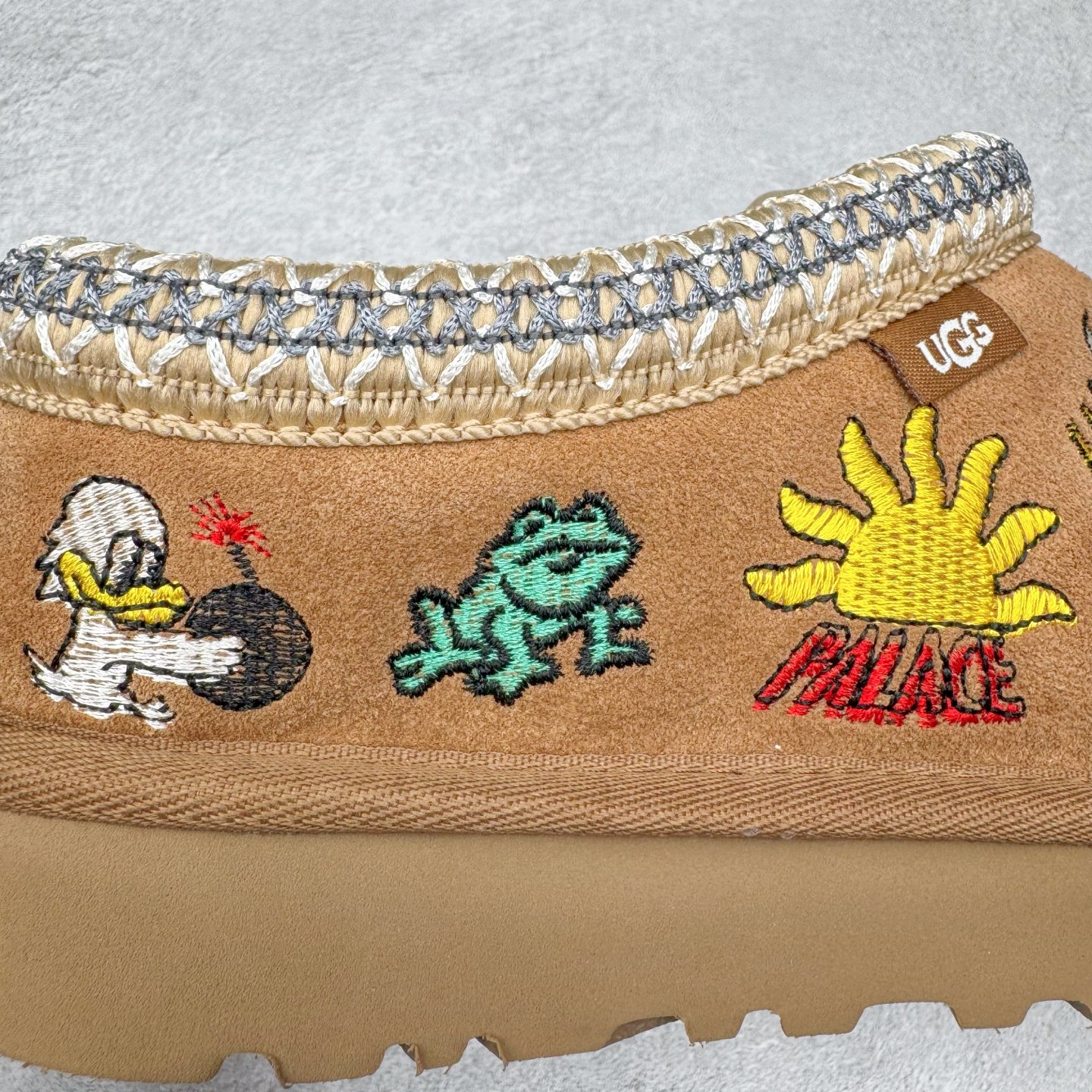 图片[15]-＃GX PALACE x UGG 7290 Tasman 小恶魔联名款柔软舒适低帮生活休闲鞋 男女同款 秋冬羊皮毛一体雪地靴 全鞋采用ZP同厂 隆丰A级澳洲进口羊皮毛一体 品牌代工厂生产线 完全遵循ZP工艺流程 代工厂原厂版师 秉承无原鞋不开发选择 注重每一处细节 市面最正版型 TREADLITE\\\”轻翼\\\”科技外底 轻便/耐用/柔韧/桩型【售后郑重承诺】一个月内若出现重大脱胶/断底等质量问题 直接为您换新！尺码：35 36 37 38 39 40 41 42 43 44 45-选品中心