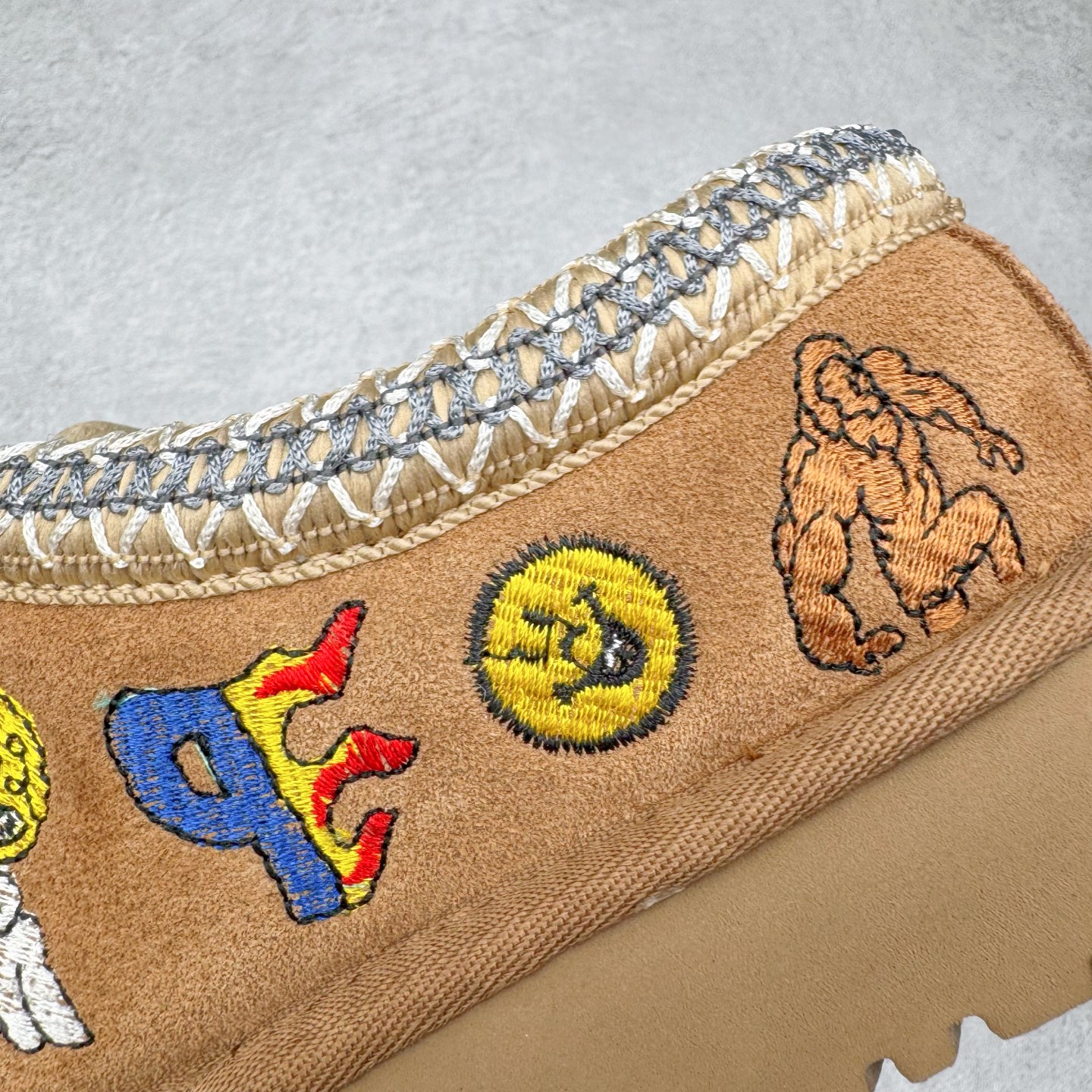 图片[11]-＃GX PALACE x UGG 7290 Tasman 小恶魔联名款柔软舒适低帮生活休闲鞋 男女同款 秋冬羊皮毛一体雪地靴 全鞋采用ZP同厂 隆丰A级澳洲进口羊皮毛一体 品牌代工厂生产线 完全遵循ZP工艺流程 代工厂原厂版师 秉承无原鞋不开发选择 注重每一处细节 市面最正版型 TREADLITE\\\”轻翼\\\”科技外底 轻便/耐用/柔韧/桩型【售后郑重承诺】一个月内若出现重大脱胶/断底等质量问题 直接为您换新！尺码：35 36 37 38 39 40 41 42 43 44 45-选品中心