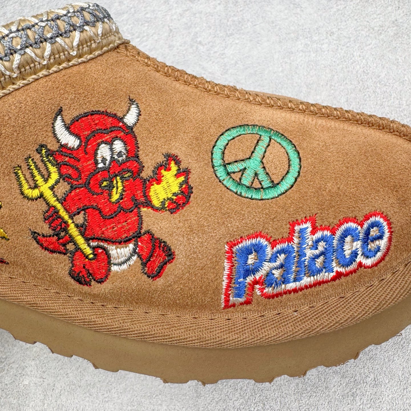 图片[17]-＃GX PALACE x UGG 7290 Tasman 小恶魔联名款柔软舒适低帮生活休闲鞋 男女同款 秋冬羊皮毛一体雪地靴 全鞋采用ZP同厂 隆丰A级澳洲进口羊皮毛一体 品牌代工厂生产线 完全遵循ZP工艺流程 代工厂原厂版师 秉承无原鞋不开发选择 注重每一处细节 市面最正版型 TREADLITE\\\”轻翼\\\”科技外底 轻便/耐用/柔韧/桩型【售后郑重承诺】一个月内若出现重大脱胶/断底等质量问题 直接为您换新！尺码：35 36 37 38 39 40 41 42 43 44 45-选品中心