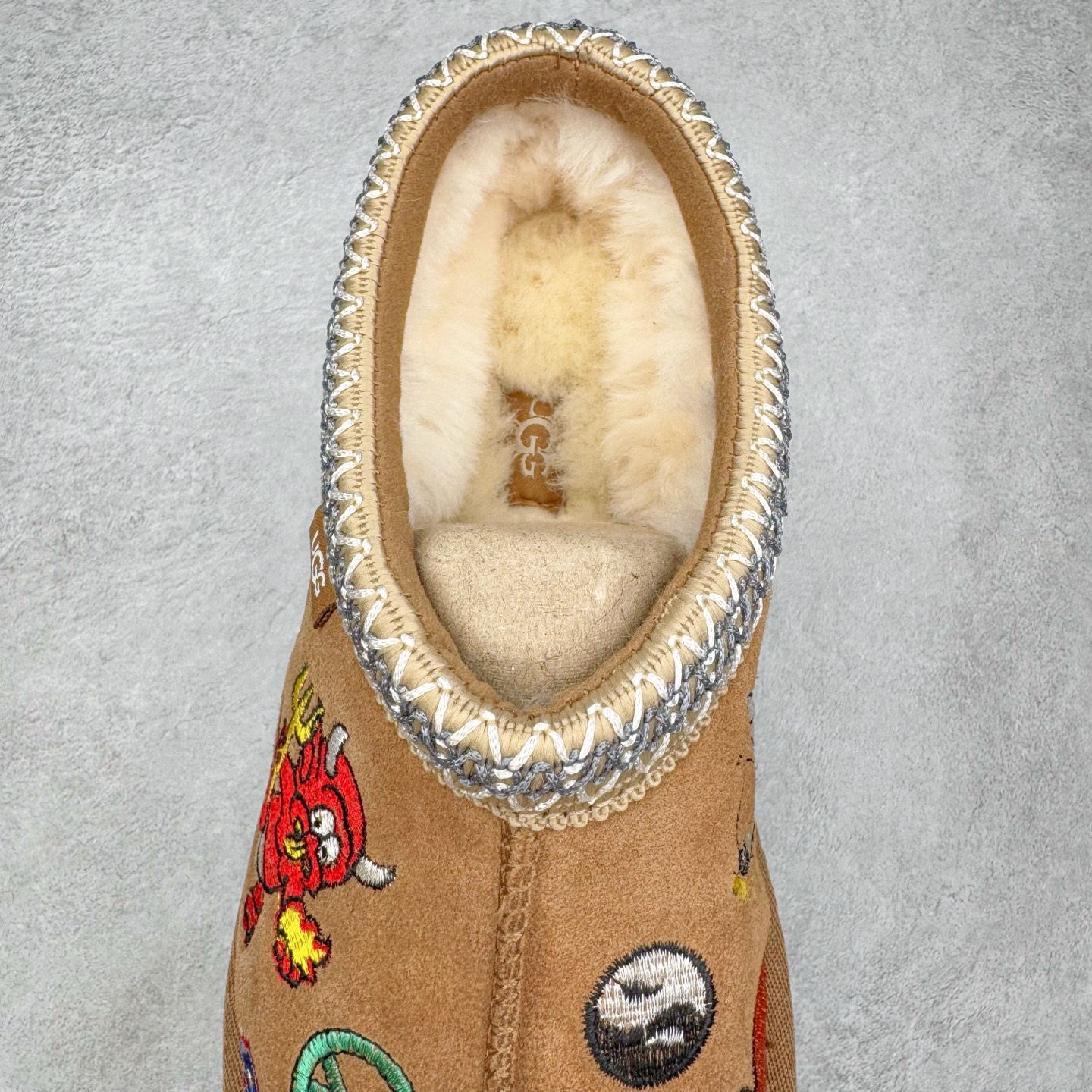 图片[5]-＃GX PALACE x UGG 7290 Tasman 小恶魔联名款柔软舒适低帮生活休闲鞋 男女同款 秋冬羊皮毛一体雪地靴 全鞋采用ZP同厂 隆丰A级澳洲进口羊皮毛一体 品牌代工厂生产线 完全遵循ZP工艺流程 代工厂原厂版师 秉承无原鞋不开发选择 注重每一处细节 市面最正版型 TREADLITE\\\”轻翼\\\”科技外底 轻便/耐用/柔韧/桩型【售后郑重承诺】一个月内若出现重大脱胶/断底等质量问题 直接为您换新！尺码：35 36 37 38 39 40 41 42 43 44 45-选品中心