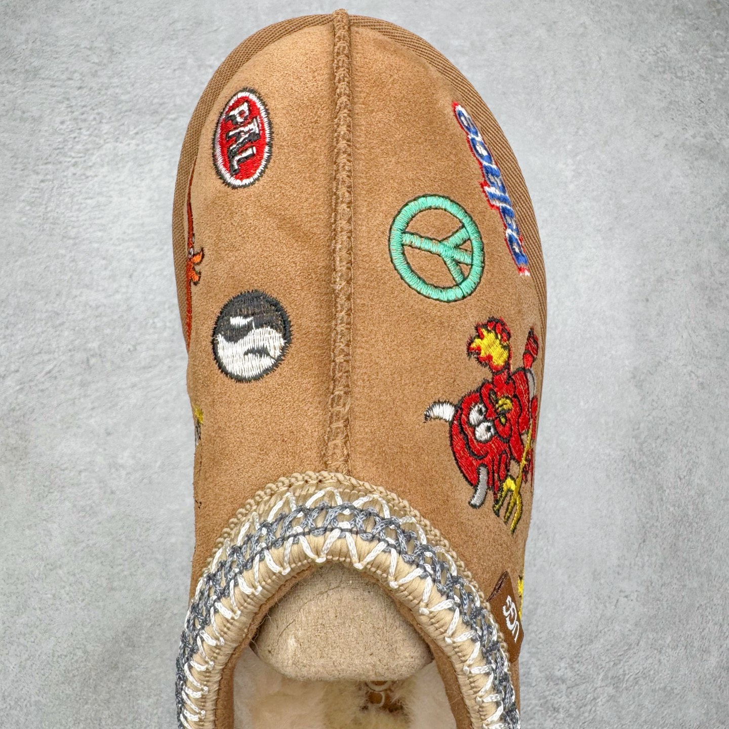 图片[4]-＃GX PALACE x UGG 7290 Tasman 小恶魔联名款柔软舒适低帮生活休闲鞋 男女同款 秋冬羊皮毛一体雪地靴 全鞋采用ZP同厂 隆丰A级澳洲进口羊皮毛一体 品牌代工厂生产线 完全遵循ZP工艺流程 代工厂原厂版师 秉承无原鞋不开发选择 注重每一处细节 市面最正版型 TREADLITE\\\”轻翼\\\”科技外底 轻便/耐用/柔韧/桩型【售后郑重承诺】一个月内若出现重大脱胶/断底等质量问题 直接为您换新！尺码：35 36 37 38 39 40 41 42 43 44 45-选品中心