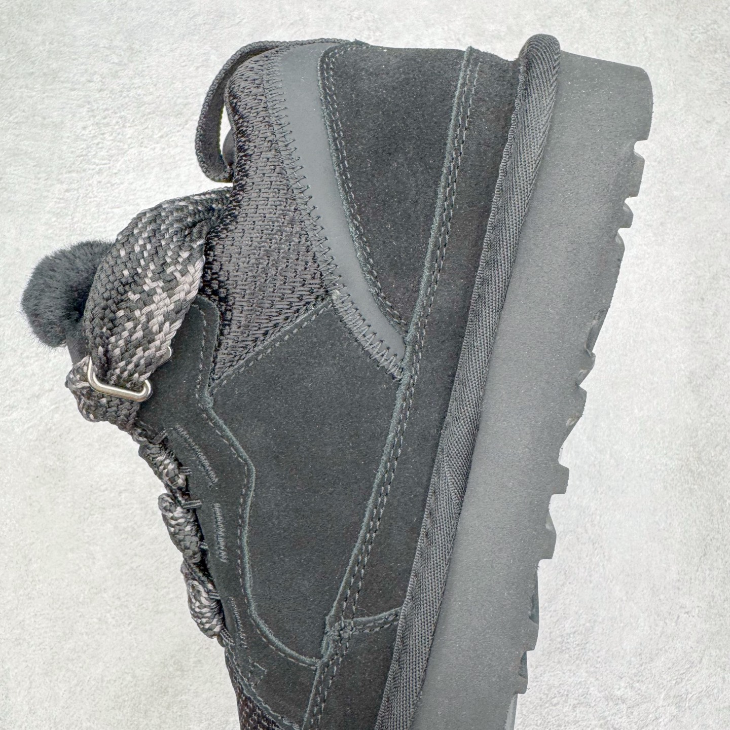 图片[7]-＃GX UGG 4032 梅尔秋冬羊皮毛一体雪地靴 全鞋采用ZP同厂 隆丰A级澳洲进口羊皮毛一体 品牌代工厂生产线 完全遵循ZP工艺流程 代工厂原厂版师 秉承无原鞋不开发选择 注重每一处细节 市面最正版型 TREADLITE\\\”轻翼\\\”科技外底 轻便/耐用/柔韧/桩型【售后郑重承诺】一个月内若出现重大脱胶/断底等质量问题 直接为您换新！尺码：35 36 37 38 39 40 41 42 43-选品中心