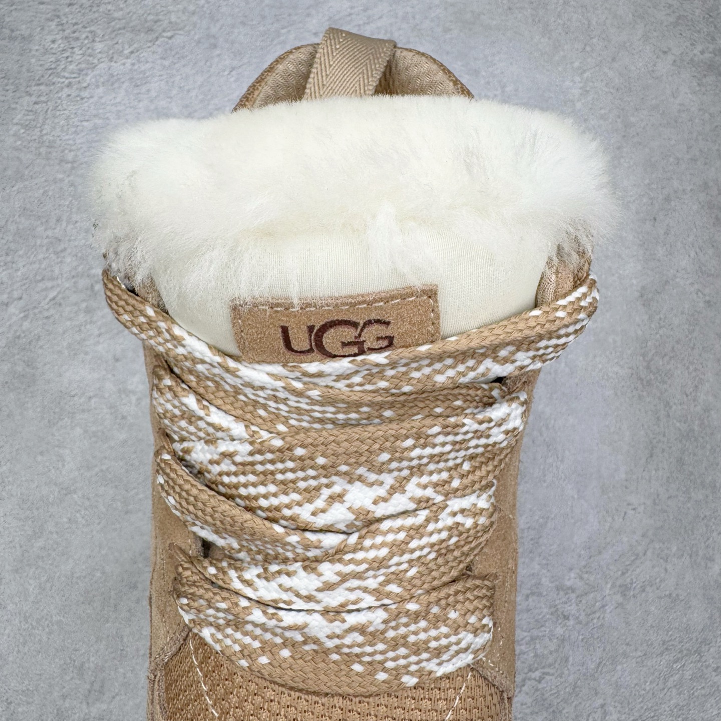 图片[5]-＃GX UGG 4032 梅尔秋冬羊皮毛一体雪地靴 全鞋采用ZP同厂 隆丰A级澳洲进口羊皮毛一体 品牌代工厂生产线 完全遵循ZP工艺流程 代工厂原厂版师 秉承无原鞋不开发选择 注重每一处细节 市面最正版型 TREADLITE\\\”轻翼\\\”科技外底 轻便/耐用/柔韧/桩型【售后郑重承诺】一个月内若出现重大脱胶/断底等质量问题 直接为您换新！尺码：35 36 37 38 39 40 41 42 43-选品中心