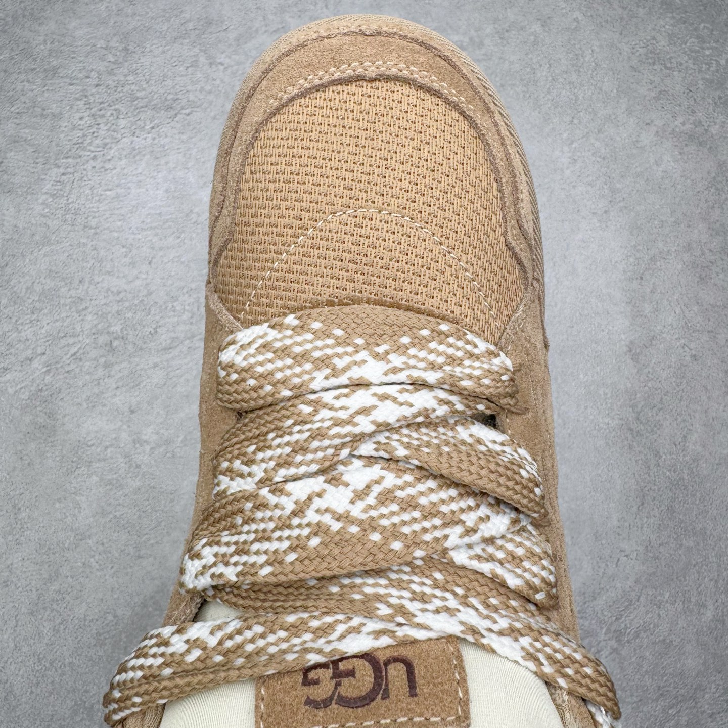 图片[4]-＃GX UGG 4032 梅尔秋冬羊皮毛一体雪地靴 全鞋采用ZP同厂 隆丰A级澳洲进口羊皮毛一体 品牌代工厂生产线 完全遵循ZP工艺流程 代工厂原厂版师 秉承无原鞋不开发选择 注重每一处细节 市面最正版型 TREADLITE\\\”轻翼\\\”科技外底 轻便/耐用/柔韧/桩型【售后郑重承诺】一个月内若出现重大脱胶/断底等质量问题 直接为您换新！尺码：35 36 37 38 39 40 41 42 43-选品中心