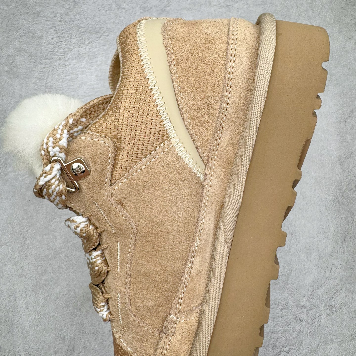 图片[7]-＃GX UGG 4032 梅尔秋冬羊皮毛一体雪地靴 全鞋采用ZP同厂 隆丰A级澳洲进口羊皮毛一体 品牌代工厂生产线 完全遵循ZP工艺流程 代工厂原厂版师 秉承无原鞋不开发选择 注重每一处细节 市面最正版型 TREADLITE\\\”轻翼\\\”科技外底 轻便/耐用/柔韧/桩型【售后郑重承诺】一个月内若出现重大脱胶/断底等质量问题 直接为您换新！尺码：35 36 37 38 39 40 41 42 43-选品中心