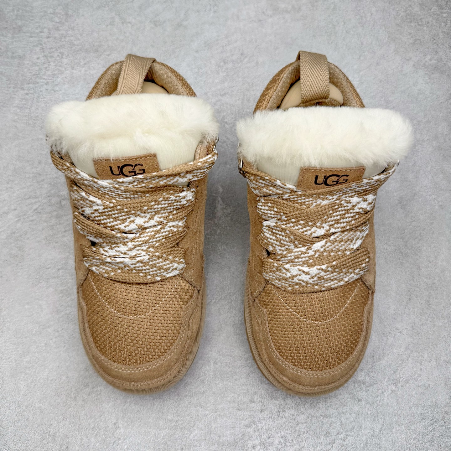 图片[2]-＃GX UGG 4032 梅尔秋冬羊皮毛一体雪地靴 全鞋采用ZP同厂 隆丰A级澳洲进口羊皮毛一体 品牌代工厂生产线 完全遵循ZP工艺流程 代工厂原厂版师 秉承无原鞋不开发选择 注重每一处细节 市面最正版型 TREADLITE\\\”轻翼\\\”科技外底 轻便/耐用/柔韧/桩型【售后郑重承诺】一个月内若出现重大脱胶/断底等质量问题 直接为您换新！尺码：35 36 37 38 39 40 41 42 43-选品中心