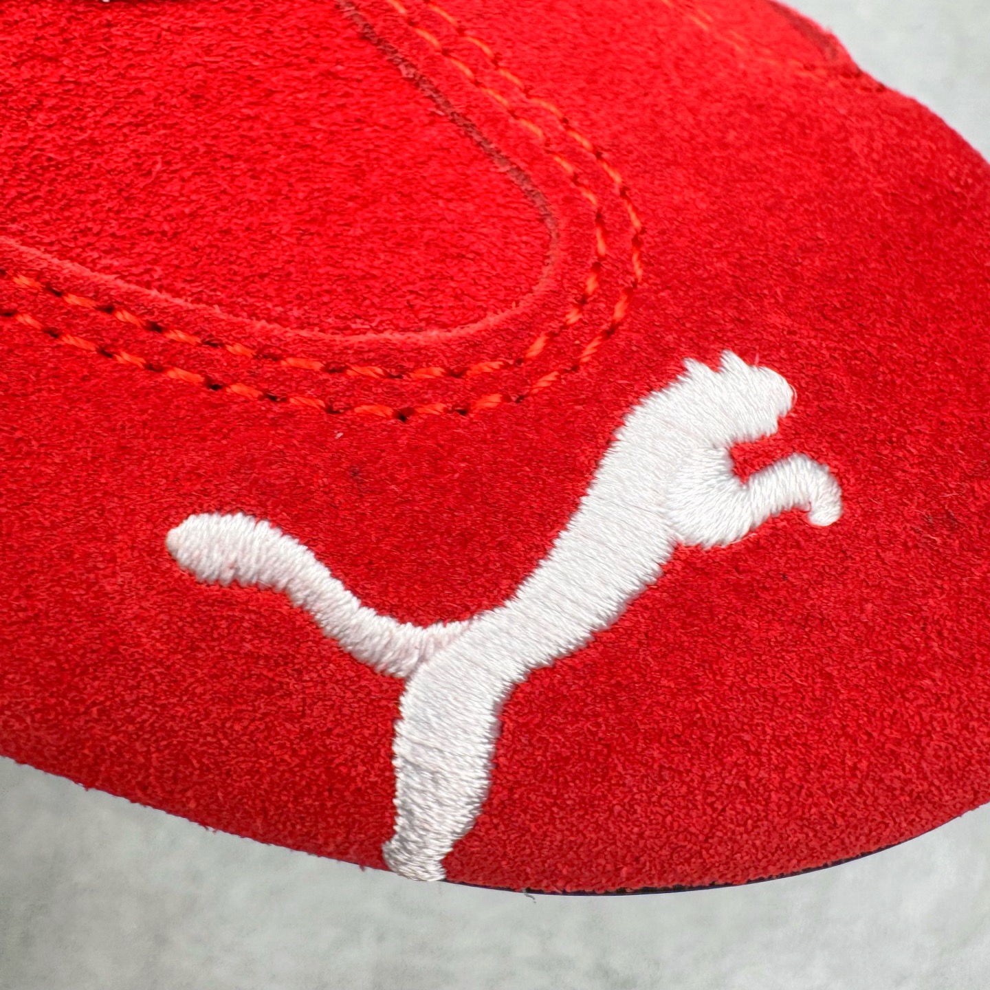 图片[18]-＃CS纯原 PUMA Speedca OG 彪马极速赛车系列低帮德训风拼接复古百搭休闲运动赛车鞋 鞋款从80、90年代赛车手所穿的防火赛车鞋为原型，鞋身线条模仿了赛车的流线廓形，体现了空气动力学原理的结构。简约流畅的外观，恰好又和贯穿其中的Formstrip Logo融合恰到好处，视觉上细节丰富且协调。本次Speedcat OG鞋款归来，最大看点自然式保留了窄版鞋型以及薄底构造。这两年各品牌鞋底越做越厚，Speedcat反其道而行之，上脚几乎无鞋底的效果带来耳目一新的视觉体验。鞋面依旧是以质感细腻的麂皮材质打造，并且大面积近乎全包裹的使用，复古味道也愈发浓烈。配色上更是将最原始的黑色和红色带回，向F1赛车队的标志性队服致敬。相信让各位一眼种草的更多是出挑的大红色，上脚即可瞬间点亮整体造型，在以球鞋为核心的OOTD中脱颖而出。而另一款黑色则是低调的万金油，彰显新潮个性的同时又不喧宾夺主，也是热爱简约系穿搭朋友的首选。 尺码：35.5 36 37 37.5 38 38.5 39 40 40.5 41 42 42.5 43 44 44.5 45-选品中心