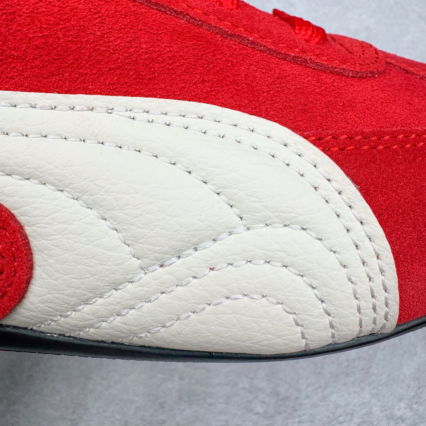 图片[17]-＃CS纯原 PUMA Speedca OG 彪马极速赛车系列低帮德训风拼接复古百搭休闲运动赛车鞋 鞋款从80、90年代赛车手所穿的防火赛车鞋为原型，鞋身线条模仿了赛车的流线廓形，体现了空气动力学原理的结构。简约流畅的外观，恰好又和贯穿其中的Formstrip Logo融合恰到好处，视觉上细节丰富且协调。本次Speedcat OG鞋款归来，最大看点自然式保留了窄版鞋型以及薄底构造。这两年各品牌鞋底越做越厚，Speedcat反其道而行之，上脚几乎无鞋底的效果带来耳目一新的视觉体验。鞋面依旧是以质感细腻的麂皮材质打造，并且大面积近乎全包裹的使用，复古味道也愈发浓烈。配色上更是将最原始的黑色和红色带回，向F1赛车队的标志性队服致敬。相信让各位一眼种草的更多是出挑的大红色，上脚即可瞬间点亮整体造型，在以球鞋为核心的OOTD中脱颖而出。而另一款黑色则是低调的万金油，彰显新潮个性的同时又不喧宾夺主，也是热爱简约系穿搭朋友的首选。 尺码：35.5 36 37 37.5 38 38.5 39 40 40.5 41 42 42.5 43 44 44.5 45-选品中心