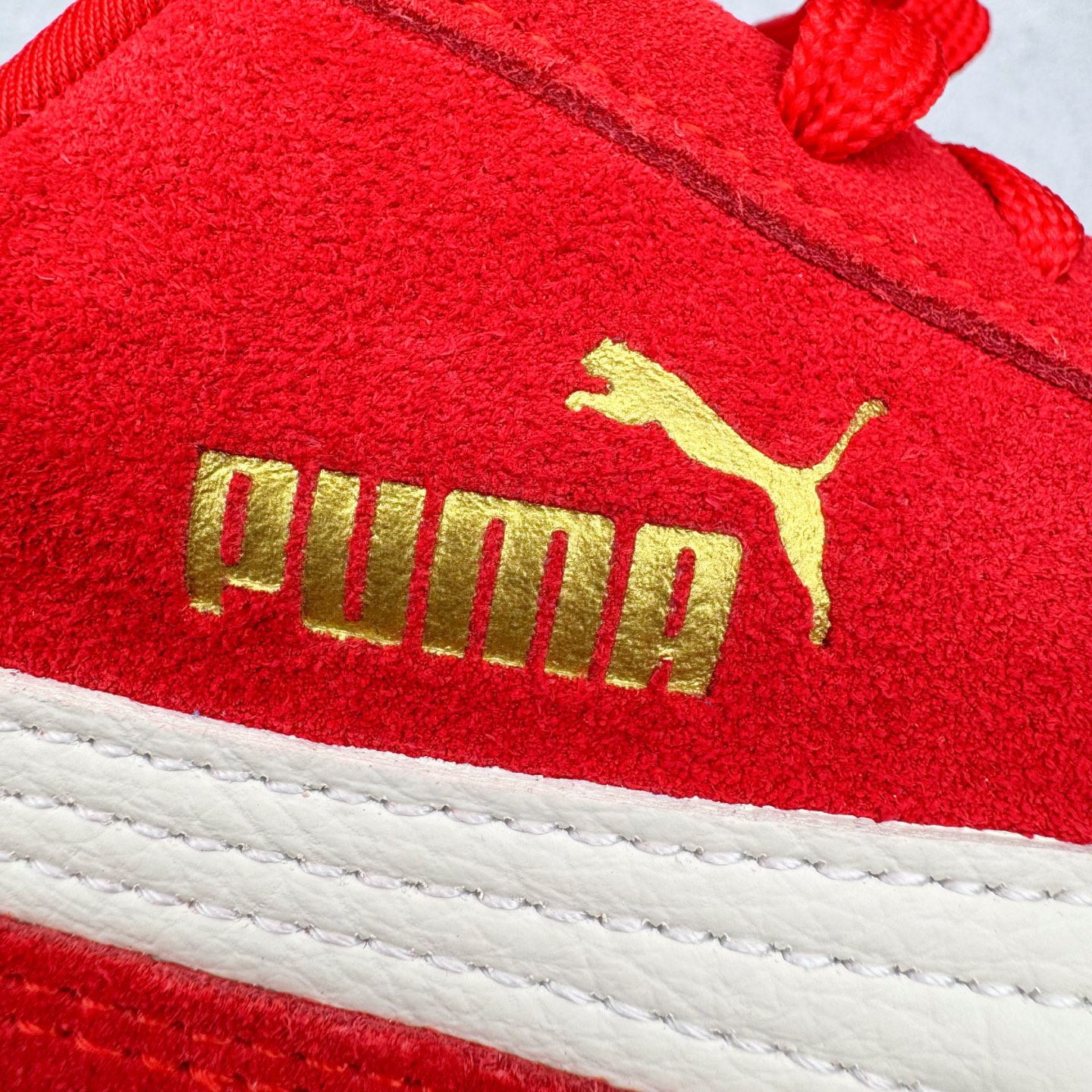 图片[16]-＃CS纯原 PUMA Speedca OG 彪马极速赛车系列低帮德训风拼接复古百搭休闲运动赛车鞋 鞋款从80、90年代赛车手所穿的防火赛车鞋为原型，鞋身线条模仿了赛车的流线廓形，体现了空气动力学原理的结构。简约流畅的外观，恰好又和贯穿其中的Formstrip Logo融合恰到好处，视觉上细节丰富且协调。本次Speedcat OG鞋款归来，最大看点自然式保留了窄版鞋型以及薄底构造。这两年各品牌鞋底越做越厚，Speedcat反其道而行之，上脚几乎无鞋底的效果带来耳目一新的视觉体验。鞋面依旧是以质感细腻的麂皮材质打造，并且大面积近乎全包裹的使用，复古味道也愈发浓烈。配色上更是将最原始的黑色和红色带回，向F1赛车队的标志性队服致敬。相信让各位一眼种草的更多是出挑的大红色，上脚即可瞬间点亮整体造型，在以球鞋为核心的OOTD中脱颖而出。而另一款黑色则是低调的万金油，彰显新潮个性的同时又不喧宾夺主，也是热爱简约系穿搭朋友的首选。 尺码：35.5 36 37 37.5 38 38.5 39 40 40.5 41 42 42.5 43 44 44.5 45-选品中心