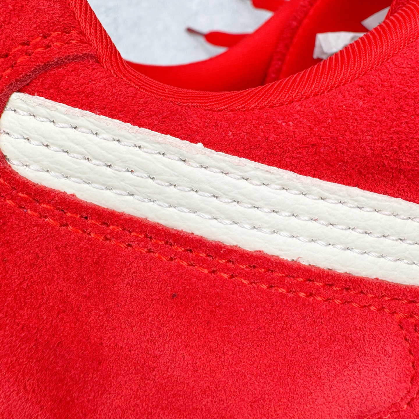 图片[15]-＃CS纯原 PUMA Speedca OG 彪马极速赛车系列低帮德训风拼接复古百搭休闲运动赛车鞋 鞋款从80、90年代赛车手所穿的防火赛车鞋为原型，鞋身线条模仿了赛车的流线廓形，体现了空气动力学原理的结构。简约流畅的外观，恰好又和贯穿其中的Formstrip Logo融合恰到好处，视觉上细节丰富且协调。本次Speedcat OG鞋款归来，最大看点自然式保留了窄版鞋型以及薄底构造。这两年各品牌鞋底越做越厚，Speedcat反其道而行之，上脚几乎无鞋底的效果带来耳目一新的视觉体验。鞋面依旧是以质感细腻的麂皮材质打造，并且大面积近乎全包裹的使用，复古味道也愈发浓烈。配色上更是将最原始的黑色和红色带回，向F1赛车队的标志性队服致敬。相信让各位一眼种草的更多是出挑的大红色，上脚即可瞬间点亮整体造型，在以球鞋为核心的OOTD中脱颖而出。而另一款黑色则是低调的万金油，彰显新潮个性的同时又不喧宾夺主，也是热爱简约系穿搭朋友的首选。 尺码：35.5 36 37 37.5 38 38.5 39 40 40.5 41 42 42.5 43 44 44.5 45-选品中心