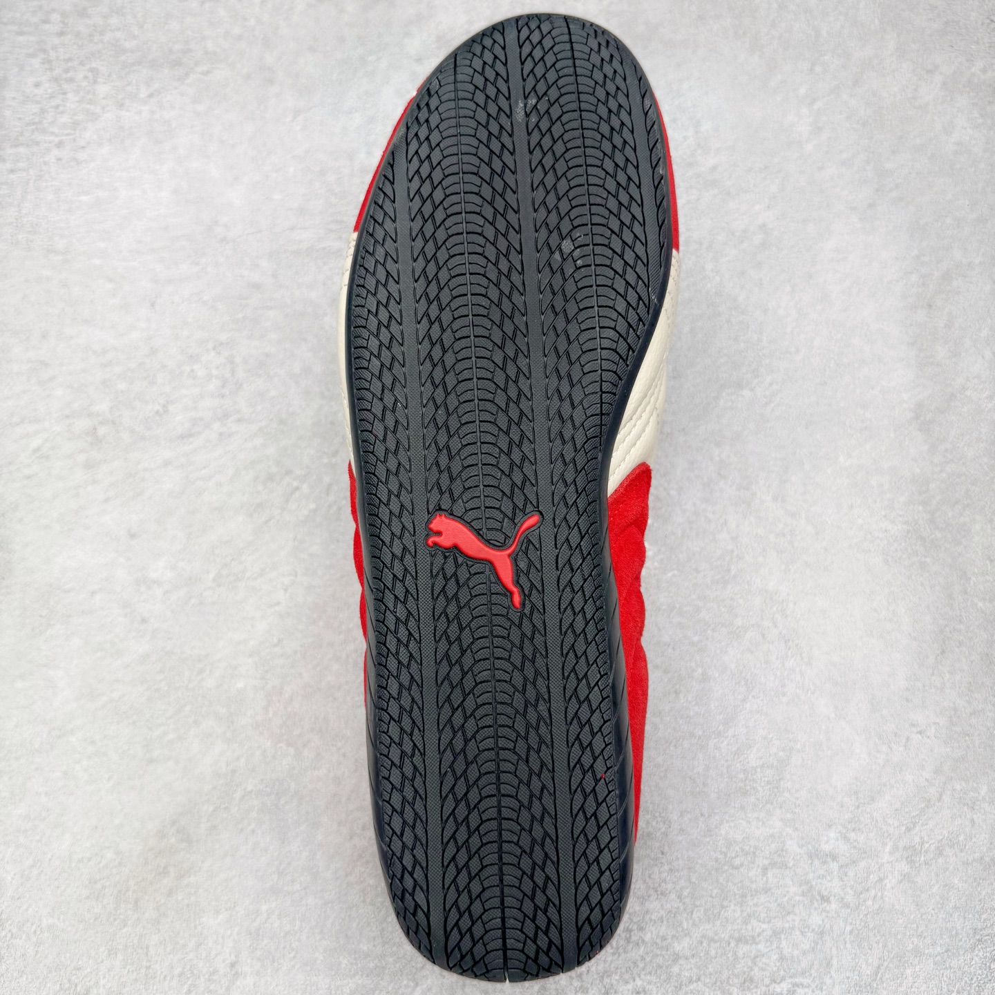 图片[9]-＃CS纯原 PUMA Speedca OG 彪马极速赛车系列低帮德训风拼接复古百搭休闲运动赛车鞋 鞋款从80、90年代赛车手所穿的防火赛车鞋为原型，鞋身线条模仿了赛车的流线廓形，体现了空气动力学原理的结构。简约流畅的外观，恰好又和贯穿其中的Formstrip Logo融合恰到好处，视觉上细节丰富且协调。本次Speedcat OG鞋款归来，最大看点自然式保留了窄版鞋型以及薄底构造。这两年各品牌鞋底越做越厚，Speedcat反其道而行之，上脚几乎无鞋底的效果带来耳目一新的视觉体验。鞋面依旧是以质感细腻的麂皮材质打造，并且大面积近乎全包裹的使用，复古味道也愈发浓烈。配色上更是将最原始的黑色和红色带回，向F1赛车队的标志性队服致敬。相信让各位一眼种草的更多是出挑的大红色，上脚即可瞬间点亮整体造型，在以球鞋为核心的OOTD中脱颖而出。而另一款黑色则是低调的万金油，彰显新潮个性的同时又不喧宾夺主，也是热爱简约系穿搭朋友的首选。 尺码：35.5 36 37 37.5 38 38.5 39 40 40.5 41 42 42.5 43 44 44.5 45-选品中心