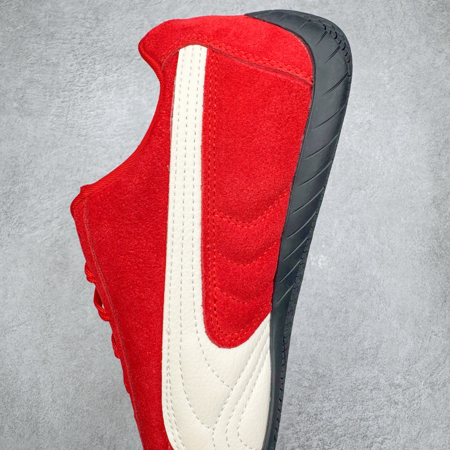 图片[7]-＃CS纯原 PUMA Speedca OG 彪马极速赛车系列低帮德训风拼接复古百搭休闲运动赛车鞋 鞋款从80、90年代赛车手所穿的防火赛车鞋为原型，鞋身线条模仿了赛车的流线廓形，体现了空气动力学原理的结构。简约流畅的外观，恰好又和贯穿其中的Formstrip Logo融合恰到好处，视觉上细节丰富且协调。本次Speedcat OG鞋款归来，最大看点自然式保留了窄版鞋型以及薄底构造。这两年各品牌鞋底越做越厚，Speedcat反其道而行之，上脚几乎无鞋底的效果带来耳目一新的视觉体验。鞋面依旧是以质感细腻的麂皮材质打造，并且大面积近乎全包裹的使用，复古味道也愈发浓烈。配色上更是将最原始的黑色和红色带回，向F1赛车队的标志性队服致敬。相信让各位一眼种草的更多是出挑的大红色，上脚即可瞬间点亮整体造型，在以球鞋为核心的OOTD中脱颖而出。而另一款黑色则是低调的万金油，彰显新潮个性的同时又不喧宾夺主，也是热爱简约系穿搭朋友的首选。 尺码：35.5 36 37 37.5 38 38.5 39 40 40.5 41 42 42.5 43 44 44.5 45-选品中心