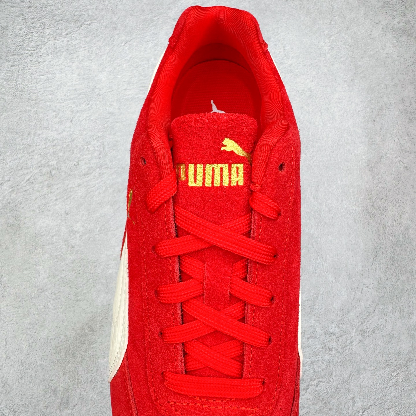 图片[5]-＃CS纯原 PUMA Speedca OG 彪马极速赛车系列低帮德训风拼接复古百搭休闲运动赛车鞋 鞋款从80、90年代赛车手所穿的防火赛车鞋为原型，鞋身线条模仿了赛车的流线廓形，体现了空气动力学原理的结构。简约流畅的外观，恰好又和贯穿其中的Formstrip Logo融合恰到好处，视觉上细节丰富且协调。本次Speedcat OG鞋款归来，最大看点自然式保留了窄版鞋型以及薄底构造。这两年各品牌鞋底越做越厚，Speedcat反其道而行之，上脚几乎无鞋底的效果带来耳目一新的视觉体验。鞋面依旧是以质感细腻的麂皮材质打造，并且大面积近乎全包裹的使用，复古味道也愈发浓烈。配色上更是将最原始的黑色和红色带回，向F1赛车队的标志性队服致敬。相信让各位一眼种草的更多是出挑的大红色，上脚即可瞬间点亮整体造型，在以球鞋为核心的OOTD中脱颖而出。而另一款黑色则是低调的万金油，彰显新潮个性的同时又不喧宾夺主，也是热爱简约系穿搭朋友的首选。 尺码：35.5 36 37 37.5 38 38.5 39 40 40.5 41 42 42.5 43 44 44.5 45-选品中心