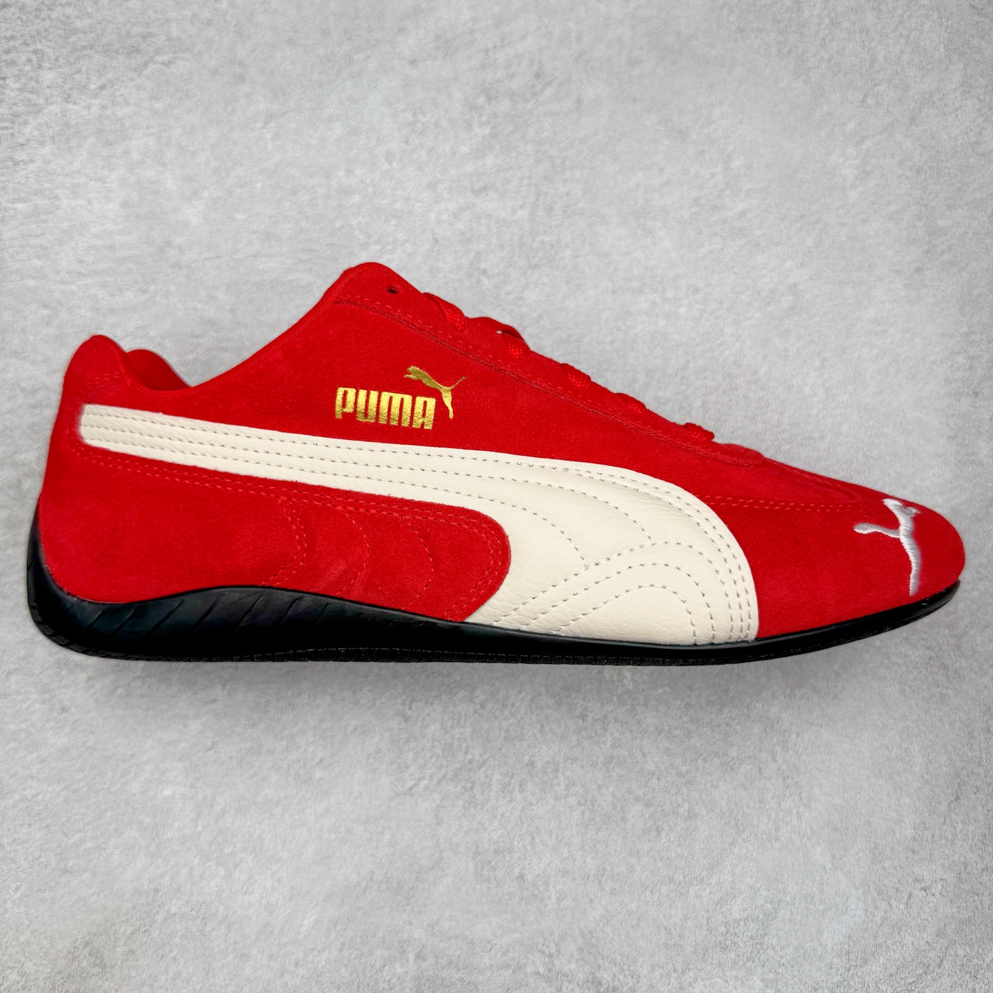 ＃CS纯原 PUMA Speedca OG 彪马极速赛车系列低帮德训风拼接复古百搭休闲运动赛车鞋 鞋款从80、90年代赛车手所穿的防火赛车鞋为原型，鞋身线条模仿了赛车的流线廓形，体现了空气动力学原理的结构。简约流畅的外观，恰好又和贯穿其中的Formstrip Logo融合恰到好处，视觉上细节丰富且协调。本次Speedcat OG鞋款归来，最大看点自然式保留了窄版鞋型以及薄底构造。这两年各品牌鞋底越做越厚，Speedcat反其道而行之，上脚几乎无鞋底的效果带来耳目一新的视觉体验。鞋面依旧是以质感细腻的麂皮材质打造，并且大面积近乎全包裹的使用，复古味道也愈发浓烈。配色上更是将最原始的黑色和红色带回，向F1赛车队的标志性队服致敬。相信让各位一眼种草的更多是出挑的大红色，上脚即可瞬间点亮整体造型，在以球鞋为核心的OOTD中脱颖而出。而另一款黑色则是低调的万金油，彰显新潮个性的同时又不喧宾夺主，也是热爱简约系穿搭朋友的首选。 尺码：35.5 36 37 37.5 38 38.5 39 40 40.5 41 42 42.5 43 44 44.5 45-选品中心