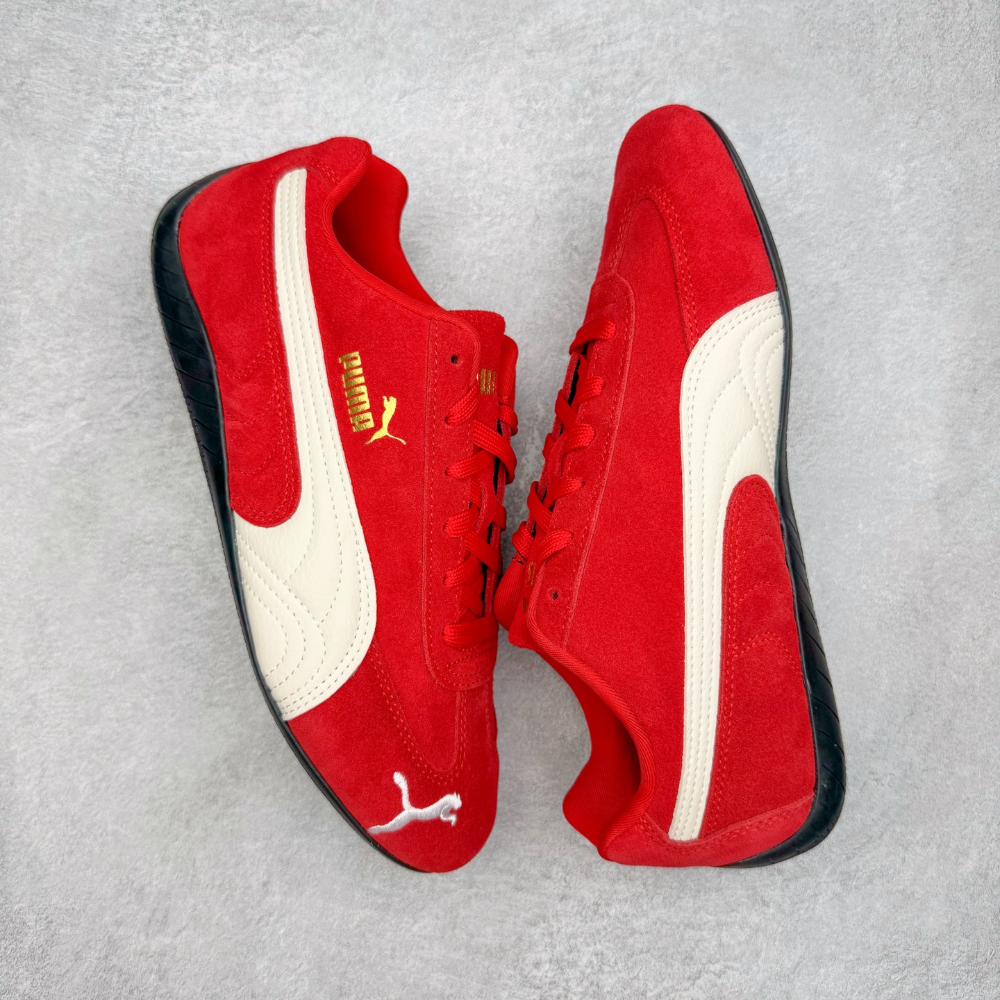 图片[3]-＃CS纯原 PUMA Speedca OG 彪马极速赛车系列低帮德训风拼接复古百搭休闲运动赛车鞋 鞋款从80、90年代赛车手所穿的防火赛车鞋为原型，鞋身线条模仿了赛车的流线廓形，体现了空气动力学原理的结构。简约流畅的外观，恰好又和贯穿其中的Formstrip Logo融合恰到好处，视觉上细节丰富且协调。本次Speedcat OG鞋款归来，最大看点自然式保留了窄版鞋型以及薄底构造。这两年各品牌鞋底越做越厚，Speedcat反其道而行之，上脚几乎无鞋底的效果带来耳目一新的视觉体验。鞋面依旧是以质感细腻的麂皮材质打造，并且大面积近乎全包裹的使用，复古味道也愈发浓烈。配色上更是将最原始的黑色和红色带回，向F1赛车队的标志性队服致敬。相信让各位一眼种草的更多是出挑的大红色，上脚即可瞬间点亮整体造型，在以球鞋为核心的OOTD中脱颖而出。而另一款黑色则是低调的万金油，彰显新潮个性的同时又不喧宾夺主，也是热爱简约系穿搭朋友的首选。 尺码：35.5 36 37 37.5 38 38.5 39 40 40.5 41 42 42.5 43 44 44.5 45-选品中心