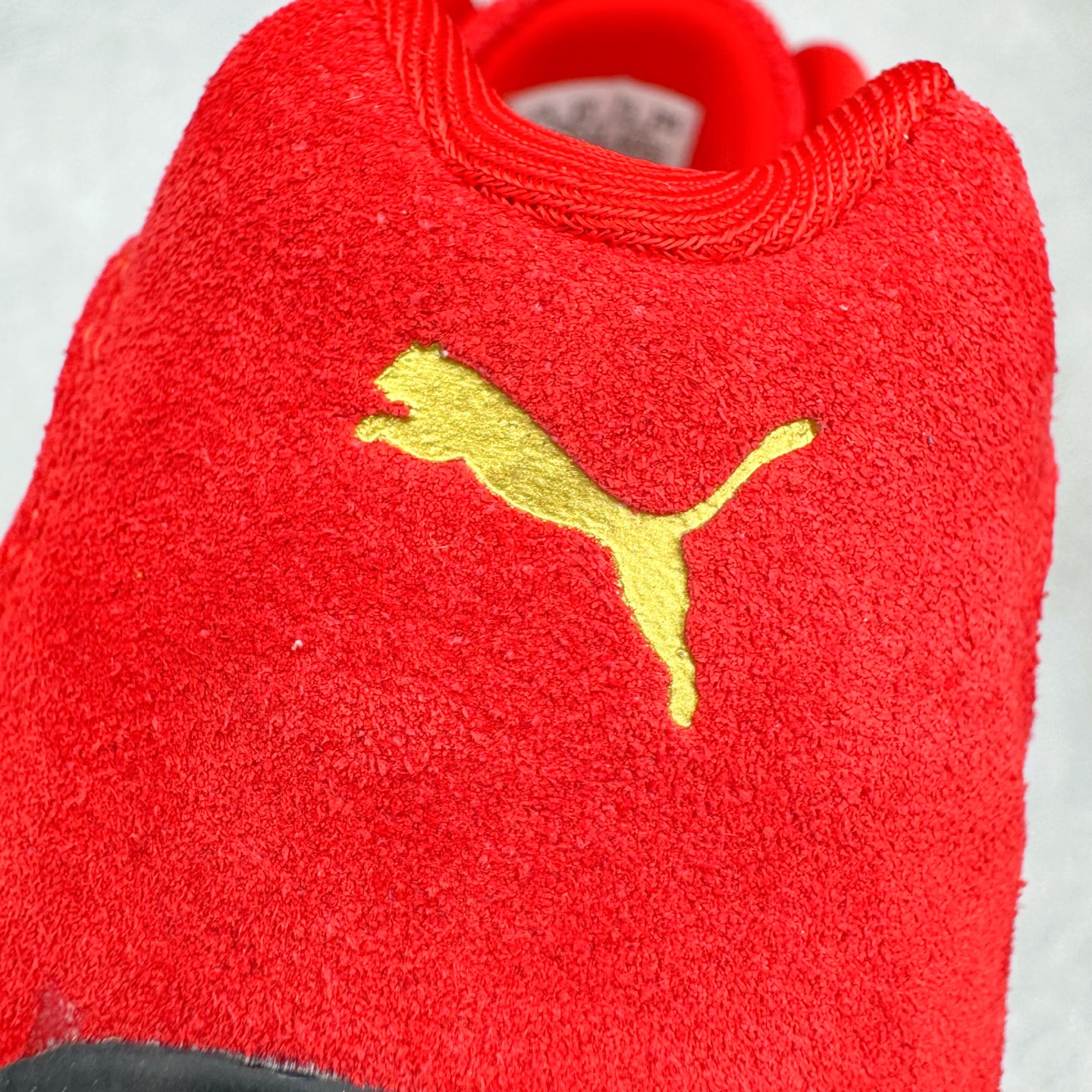 图片[14]-＃CS纯原 PUMA Speedca OG 彪马极速赛车系列低帮德训风拼接复古百搭休闲运动赛车鞋 鞋款从80、90年代赛车手所穿的防火赛车鞋为原型，鞋身线条模仿了赛车的流线廓形，体现了空气动力学原理的结构。简约流畅的外观，恰好又和贯穿其中的Formstrip Logo融合恰到好处，视觉上细节丰富且协调。本次Speedcat OG鞋款归来，最大看点自然式保留了窄版鞋型以及薄底构造。这两年各品牌鞋底越做越厚，Speedcat反其道而行之，上脚几乎无鞋底的效果带来耳目一新的视觉体验。鞋面依旧是以质感细腻的麂皮材质打造，并且大面积近乎全包裹的使用，复古味道也愈发浓烈。配色上更是将最原始的黑色和红色带回，向F1赛车队的标志性队服致敬。相信让各位一眼种草的更多是出挑的大红色，上脚即可瞬间点亮整体造型，在以球鞋为核心的OOTD中脱颖而出。而另一款黑色则是低调的万金油，彰显新潮个性的同时又不喧宾夺主，也是热爱简约系穿搭朋友的首选。 尺码：35.5 36 37 37.5 38 38.5 39 40 40.5 41 42 42.5 43 44 44.5 45-选品中心