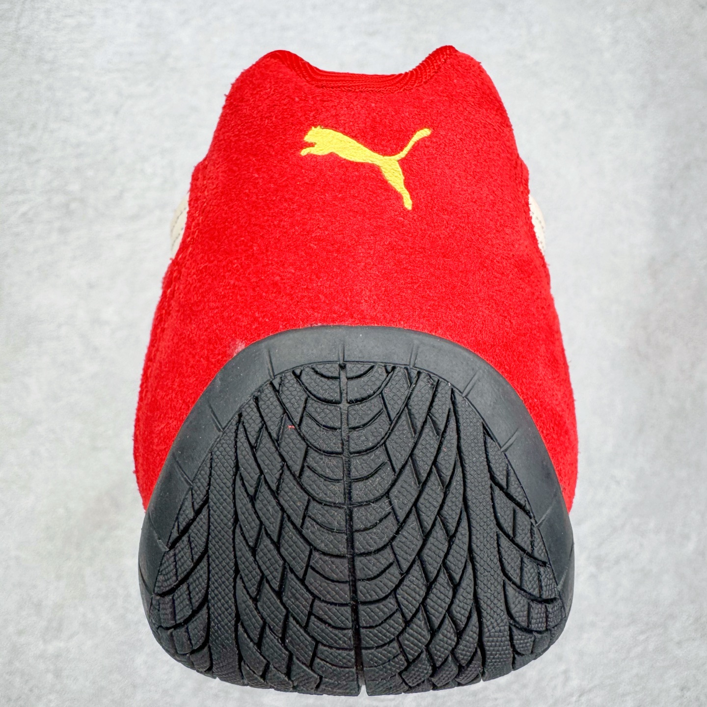 图片[8]-＃CS纯原 PUMA Speedca OG 彪马极速赛车系列低帮德训风拼接复古百搭休闲运动赛车鞋 鞋款从80、90年代赛车手所穿的防火赛车鞋为原型，鞋身线条模仿了赛车的流线廓形，体现了空气动力学原理的结构。简约流畅的外观，恰好又和贯穿其中的Formstrip Logo融合恰到好处，视觉上细节丰富且协调。本次Speedcat OG鞋款归来，最大看点自然式保留了窄版鞋型以及薄底构造。这两年各品牌鞋底越做越厚，Speedcat反其道而行之，上脚几乎无鞋底的效果带来耳目一新的视觉体验。鞋面依旧是以质感细腻的麂皮材质打造，并且大面积近乎全包裹的使用，复古味道也愈发浓烈。配色上更是将最原始的黑色和红色带回，向F1赛车队的标志性队服致敬。相信让各位一眼种草的更多是出挑的大红色，上脚即可瞬间点亮整体造型，在以球鞋为核心的OOTD中脱颖而出。而另一款黑色则是低调的万金油，彰显新潮个性的同时又不喧宾夺主，也是热爱简约系穿搭朋友的首选。 尺码：35.5 36 37 37.5 38 38.5 39 40 40.5 41 42 42.5 43 44 44.5 45-选品中心