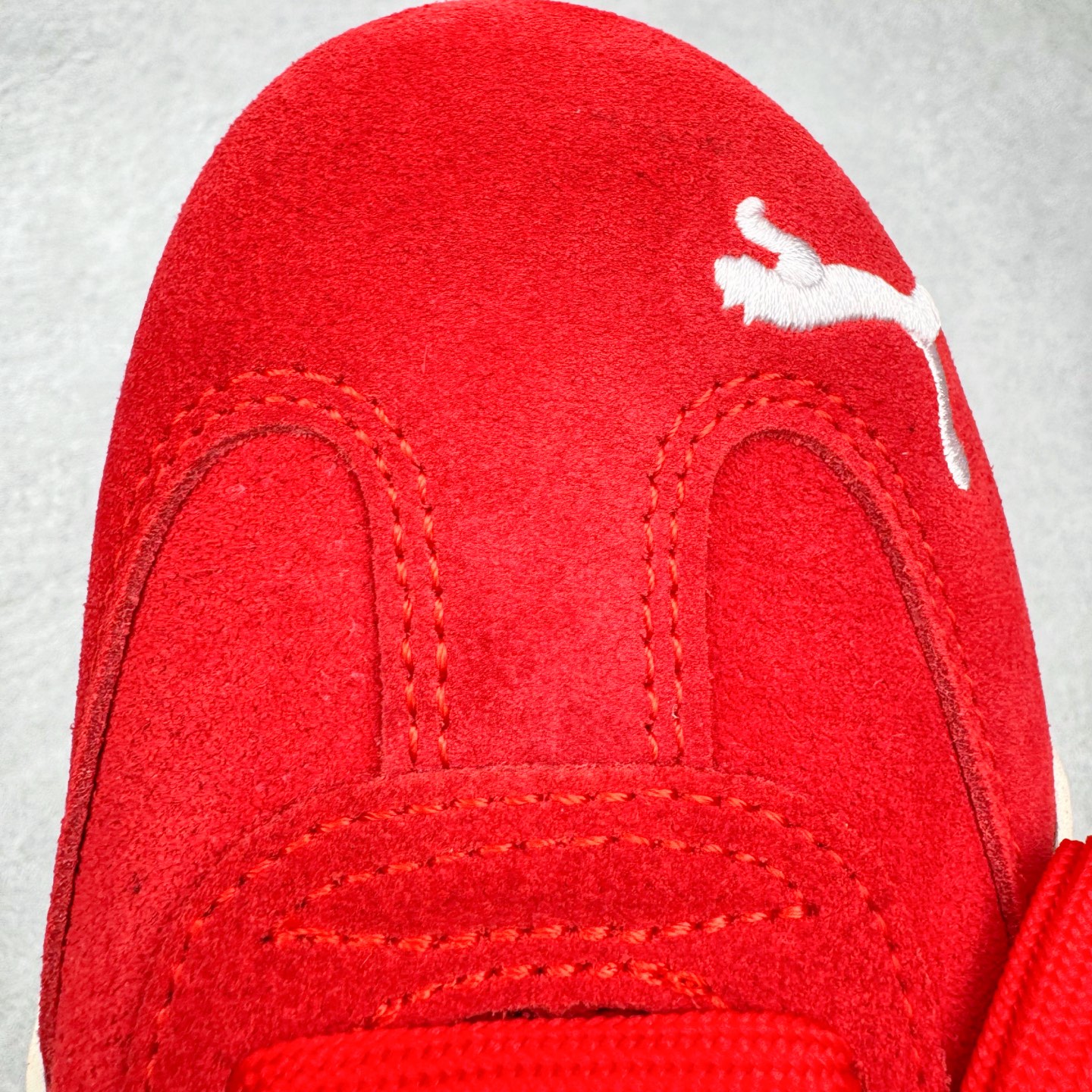 图片[19]-＃CS纯原 PUMA Speedca OG 彪马极速赛车系列低帮德训风拼接复古百搭休闲运动赛车鞋 鞋款从80、90年代赛车手所穿的防火赛车鞋为原型，鞋身线条模仿了赛车的流线廓形，体现了空气动力学原理的结构。简约流畅的外观，恰好又和贯穿其中的Formstrip Logo融合恰到好处，视觉上细节丰富且协调。本次Speedcat OG鞋款归来，最大看点自然式保留了窄版鞋型以及薄底构造。这两年各品牌鞋底越做越厚，Speedcat反其道而行之，上脚几乎无鞋底的效果带来耳目一新的视觉体验。鞋面依旧是以质感细腻的麂皮材质打造，并且大面积近乎全包裹的使用，复古味道也愈发浓烈。配色上更是将最原始的黑色和红色带回，向F1赛车队的标志性队服致敬。相信让各位一眼种草的更多是出挑的大红色，上脚即可瞬间点亮整体造型，在以球鞋为核心的OOTD中脱颖而出。而另一款黑色则是低调的万金油，彰显新潮个性的同时又不喧宾夺主，也是热爱简约系穿搭朋友的首选。 尺码：35.5 36 37 37.5 38 38.5 39 40 40.5 41 42 42.5 43 44 44.5 45-选品中心