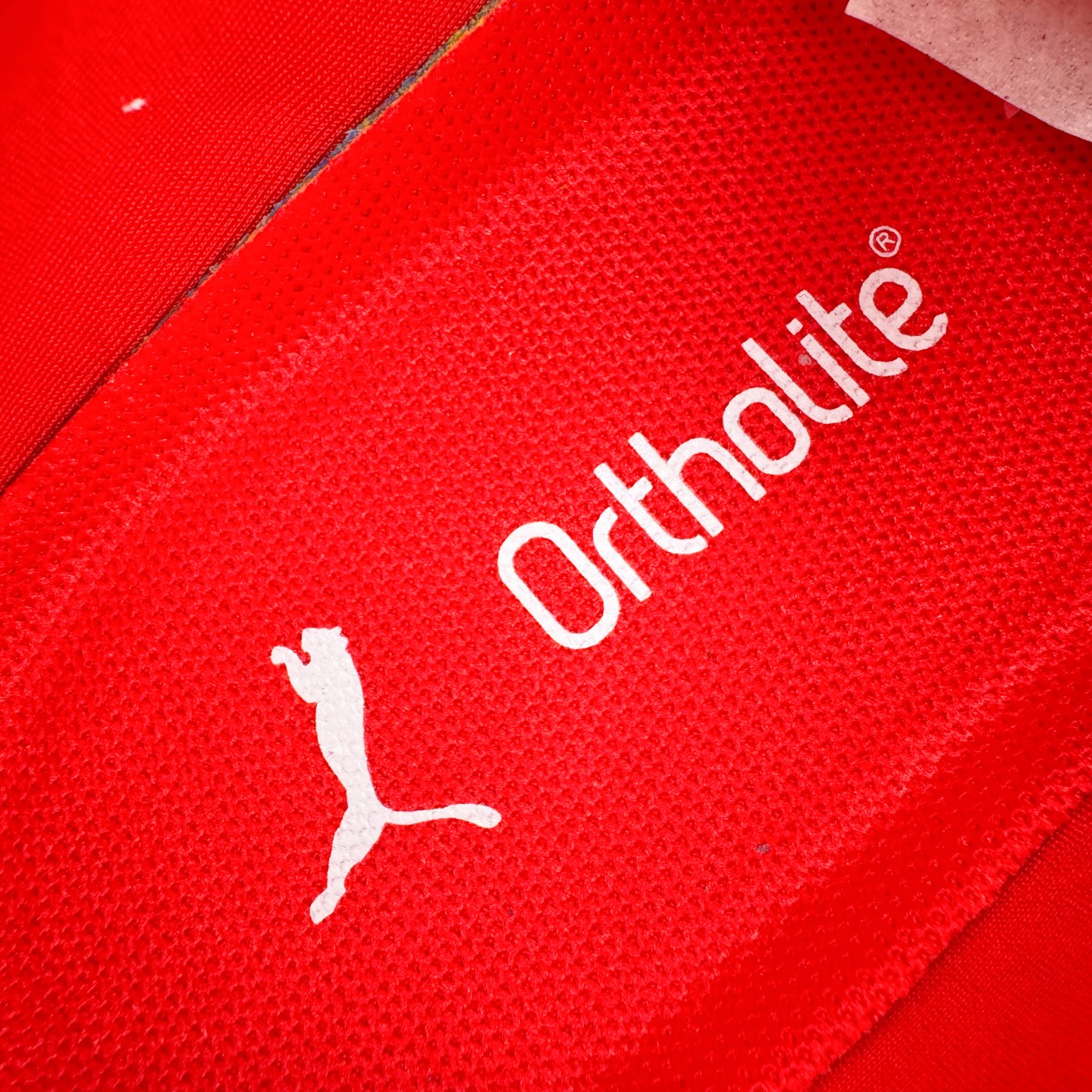 图片[12]-＃CS纯原 PUMA Speedca OG 彪马极速赛车系列低帮德训风拼接复古百搭休闲运动赛车鞋 鞋款从80、90年代赛车手所穿的防火赛车鞋为原型，鞋身线条模仿了赛车的流线廓形，体现了空气动力学原理的结构。简约流畅的外观，恰好又和贯穿其中的Formstrip Logo融合恰到好处，视觉上细节丰富且协调。本次Speedcat OG鞋款归来，最大看点自然式保留了窄版鞋型以及薄底构造。这两年各品牌鞋底越做越厚，Speedcat反其道而行之，上脚几乎无鞋底的效果带来耳目一新的视觉体验。鞋面依旧是以质感细腻的麂皮材质打造，并且大面积近乎全包裹的使用，复古味道也愈发浓烈。配色上更是将最原始的黑色和红色带回，向F1赛车队的标志性队服致敬。相信让各位一眼种草的更多是出挑的大红色，上脚即可瞬间点亮整体造型，在以球鞋为核心的OOTD中脱颖而出。而另一款黑色则是低调的万金油，彰显新潮个性的同时又不喧宾夺主，也是热爱简约系穿搭朋友的首选。 尺码：35.5 36 37 37.5 38 38.5 39 40 40.5 41 42 42.5 43 44 44.5 45-选品中心