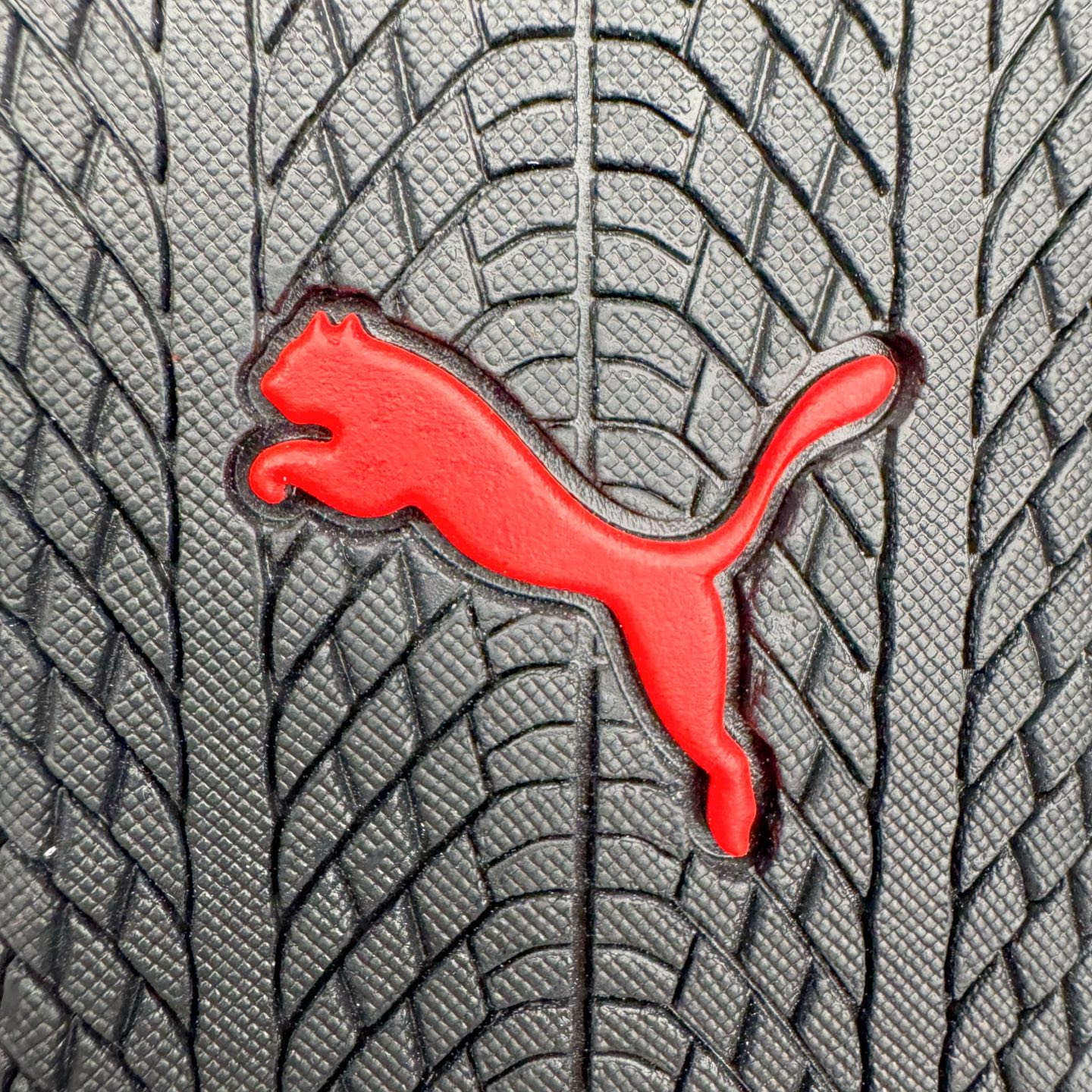 图片[21]-＃CS纯原 PUMA Speedca OG 彪马极速赛车系列低帮德训风拼接复古百搭休闲运动赛车鞋 鞋款从80、90年代赛车手所穿的防火赛车鞋为原型，鞋身线条模仿了赛车的流线廓形，体现了空气动力学原理的结构。简约流畅的外观，恰好又和贯穿其中的Formstrip Logo融合恰到好处，视觉上细节丰富且协调。本次Speedcat OG鞋款归来，最大看点自然式保留了窄版鞋型以及薄底构造。这两年各品牌鞋底越做越厚，Speedcat反其道而行之，上脚几乎无鞋底的效果带来耳目一新的视觉体验。鞋面依旧是以质感细腻的麂皮材质打造，并且大面积近乎全包裹的使用，复古味道也愈发浓烈。配色上更是将最原始的黑色和红色带回，向F1赛车队的标志性队服致敬。相信让各位一眼种草的更多是出挑的大红色，上脚即可瞬间点亮整体造型，在以球鞋为核心的OOTD中脱颖而出。而另一款黑色则是低调的万金油，彰显新潮个性的同时又不喧宾夺主，也是热爱简约系穿搭朋友的首选。 尺码：35.5 36 37 37.5 38 38.5 39 40 40.5 41 42 42.5 43 44 44.5 45-选品中心