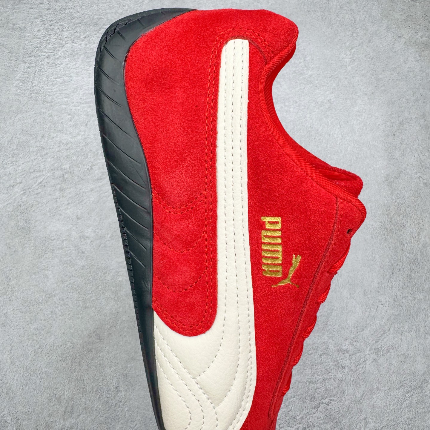 图片[6]-＃CS纯原 PUMA Speedca OG 彪马极速赛车系列低帮德训风拼接复古百搭休闲运动赛车鞋 鞋款从80、90年代赛车手所穿的防火赛车鞋为原型，鞋身线条模仿了赛车的流线廓形，体现了空气动力学原理的结构。简约流畅的外观，恰好又和贯穿其中的Formstrip Logo融合恰到好处，视觉上细节丰富且协调。本次Speedcat OG鞋款归来，最大看点自然式保留了窄版鞋型以及薄底构造。这两年各品牌鞋底越做越厚，Speedcat反其道而行之，上脚几乎无鞋底的效果带来耳目一新的视觉体验。鞋面依旧是以质感细腻的麂皮材质打造，并且大面积近乎全包裹的使用，复古味道也愈发浓烈。配色上更是将最原始的黑色和红色带回，向F1赛车队的标志性队服致敬。相信让各位一眼种草的更多是出挑的大红色，上脚即可瞬间点亮整体造型，在以球鞋为核心的OOTD中脱颖而出。而另一款黑色则是低调的万金油，彰显新潮个性的同时又不喧宾夺主，也是热爱简约系穿搭朋友的首选。 尺码：35.5 36 37 37.5 38 38.5 39 40 40.5 41 42 42.5 43 44 44.5 45-选品中心