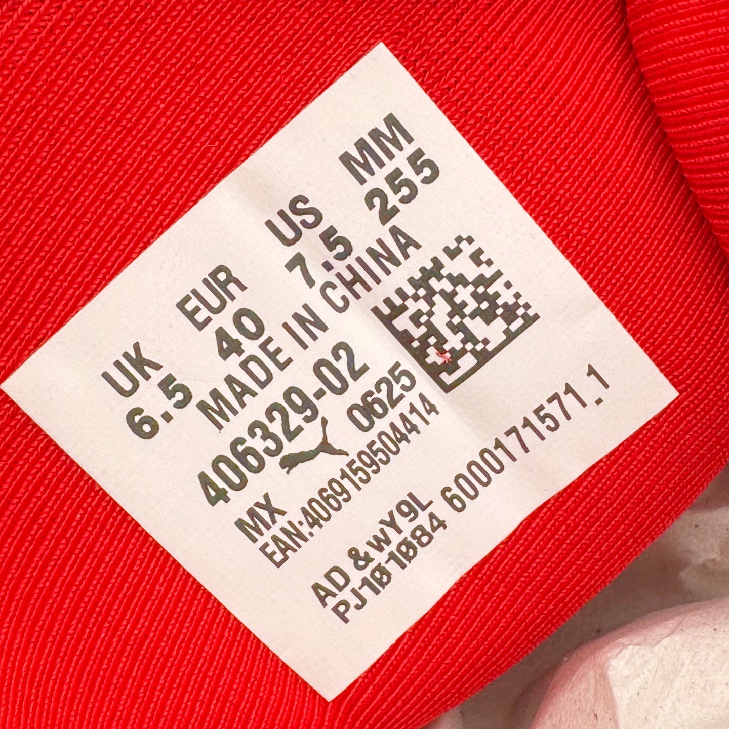 图片[13]-＃CS纯原 PUMA Speedca OG 彪马极速赛车系列低帮德训风拼接复古百搭休闲运动赛车鞋 鞋款从80、90年代赛车手所穿的防火赛车鞋为原型，鞋身线条模仿了赛车的流线廓形，体现了空气动力学原理的结构。简约流畅的外观，恰好又和贯穿其中的Formstrip Logo融合恰到好处，视觉上细节丰富且协调。本次Speedcat OG鞋款归来，最大看点自然式保留了窄版鞋型以及薄底构造。这两年各品牌鞋底越做越厚，Speedcat反其道而行之，上脚几乎无鞋底的效果带来耳目一新的视觉体验。鞋面依旧是以质感细腻的麂皮材质打造，并且大面积近乎全包裹的使用，复古味道也愈发浓烈。配色上更是将最原始的黑色和红色带回，向F1赛车队的标志性队服致敬。相信让各位一眼种草的更多是出挑的大红色，上脚即可瞬间点亮整体造型，在以球鞋为核心的OOTD中脱颖而出。而另一款黑色则是低调的万金油，彰显新潮个性的同时又不喧宾夺主，也是热爱简约系穿搭朋友的首选。 尺码：35.5 36 37 37.5 38 38.5 39 40 40.5 41 42 42.5 43 44 44.5 45-选品中心