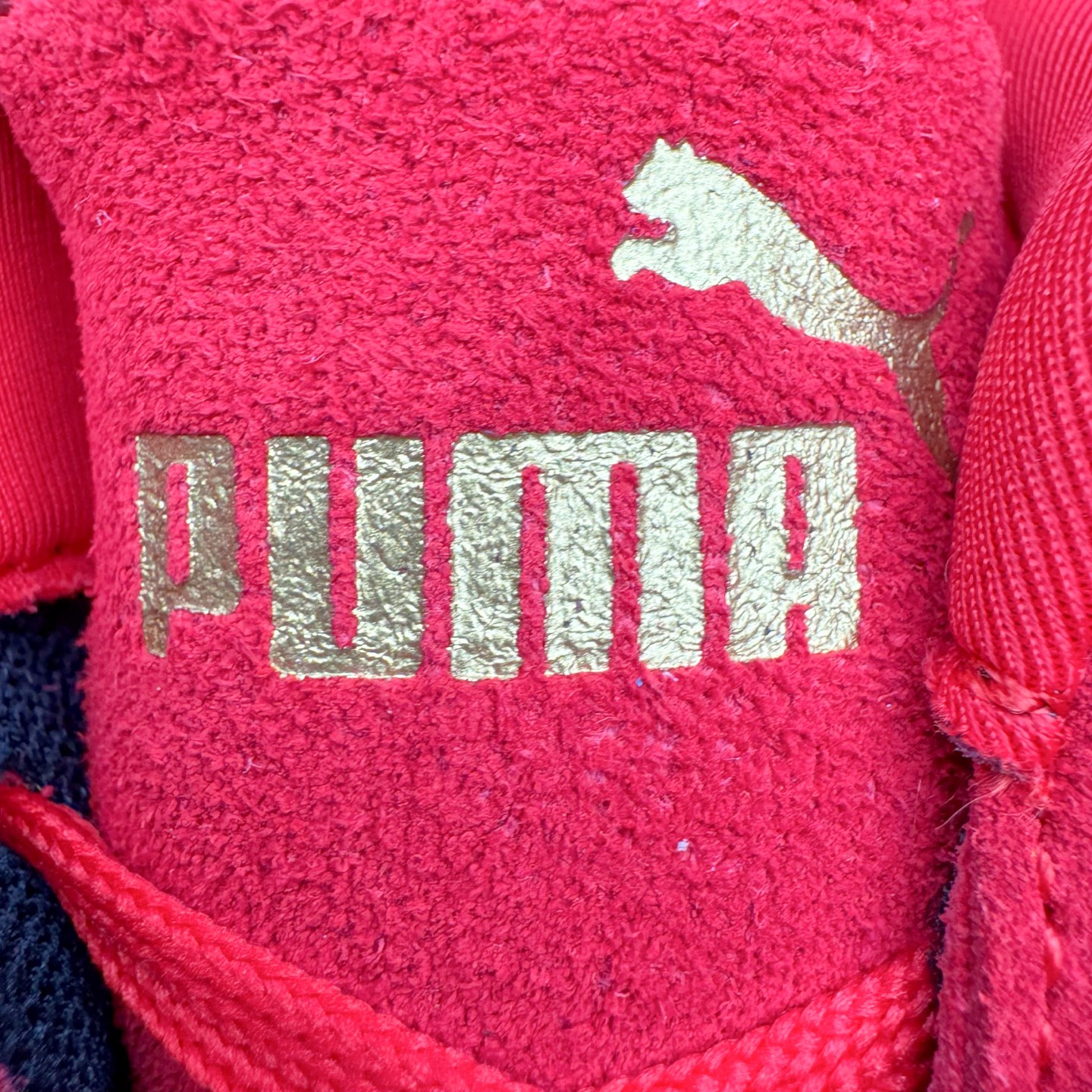 图片[20]-＃CS纯原 PUMA Speedca OG 彪马极速赛车系列低帮德训风拼接复古百搭休闲运动赛车鞋 鞋款从80、90年代赛车手所穿的防火赛车鞋为原型，鞋身线条模仿了赛车的流线廓形，体现了空气动力学原理的结构。简约流畅的外观，恰好又和贯穿其中的Formstrip Logo融合恰到好处，视觉上细节丰富且协调。本次Speedcat OG鞋款归来，最大看点自然式保留了窄版鞋型以及薄底构造。这两年各品牌鞋底越做越厚，Speedcat反其道而行之，上脚几乎无鞋底的效果带来耳目一新的视觉体验。鞋面依旧是以质感细腻的麂皮材质打造，并且大面积近乎全包裹的使用，复古味道也愈发浓烈。配色上更是将最原始的黑色和红色带回，向F1赛车队的标志性队服致敬。相信让各位一眼种草的更多是出挑的大红色，上脚即可瞬间点亮整体造型，在以球鞋为核心的OOTD中脱颖而出。而另一款黑色则是低调的万金油，彰显新潮个性的同时又不喧宾夺主，也是热爱简约系穿搭朋友的首选。 尺码：35.5 36 37 37.5 38 38.5 39 40 40.5 41 42 42.5 43 44 44.5 45-选品中心