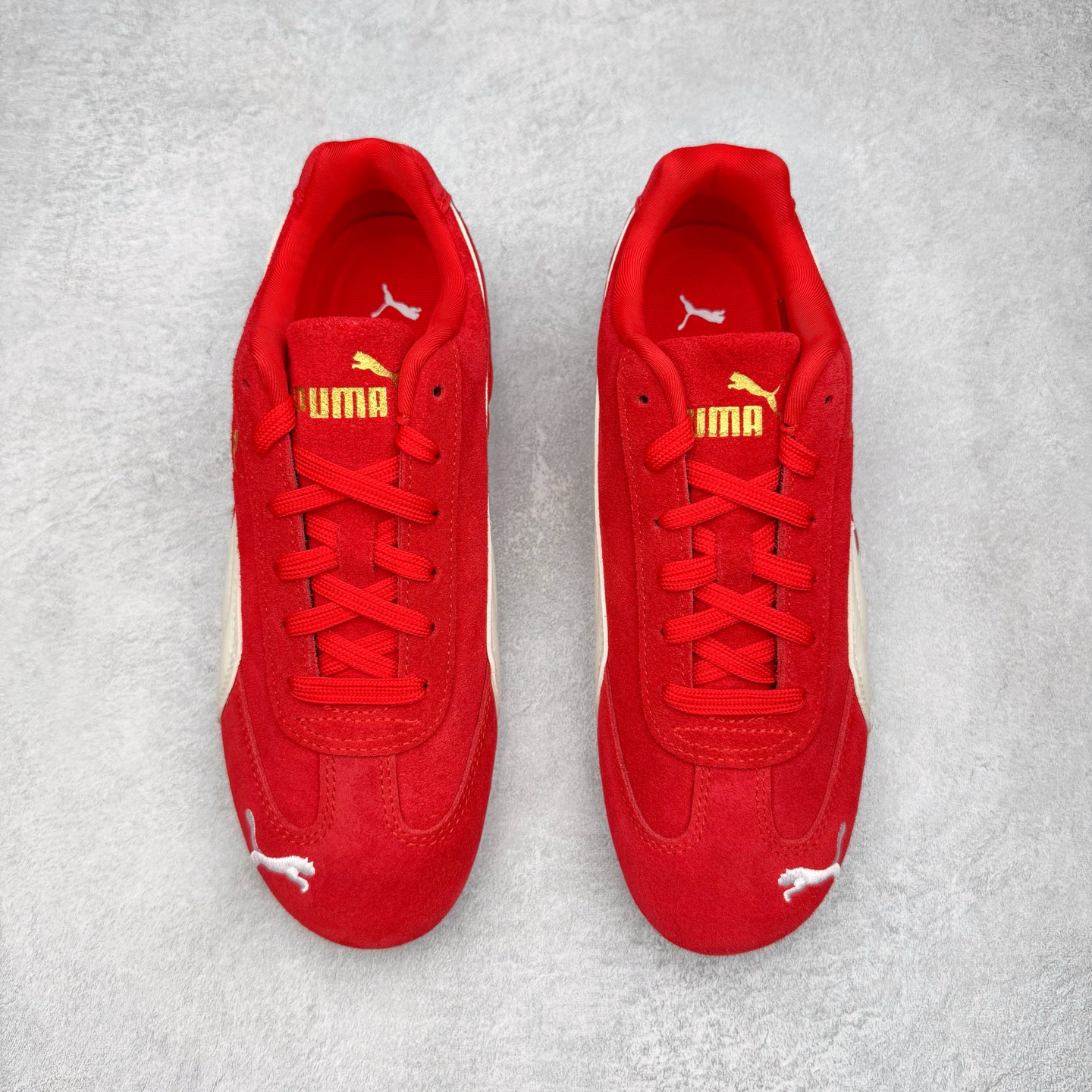 图片[2]-＃CS纯原 PUMA Speedca OG 彪马极速赛车系列低帮德训风拼接复古百搭休闲运动赛车鞋 鞋款从80、90年代赛车手所穿的防火赛车鞋为原型，鞋身线条模仿了赛车的流线廓形，体现了空气动力学原理的结构。简约流畅的外观，恰好又和贯穿其中的Formstrip Logo融合恰到好处，视觉上细节丰富且协调。本次Speedcat OG鞋款归来，最大看点自然式保留了窄版鞋型以及薄底构造。这两年各品牌鞋底越做越厚，Speedcat反其道而行之，上脚几乎无鞋底的效果带来耳目一新的视觉体验。鞋面依旧是以质感细腻的麂皮材质打造，并且大面积近乎全包裹的使用，复古味道也愈发浓烈。配色上更是将最原始的黑色和红色带回，向F1赛车队的标志性队服致敬。相信让各位一眼种草的更多是出挑的大红色，上脚即可瞬间点亮整体造型，在以球鞋为核心的OOTD中脱颖而出。而另一款黑色则是低调的万金油，彰显新潮个性的同时又不喧宾夺主，也是热爱简约系穿搭朋友的首选。 尺码：35.5 36 37 37.5 38 38.5 39 40 40.5 41 42 42.5 43 44 44.5 45-选品中心