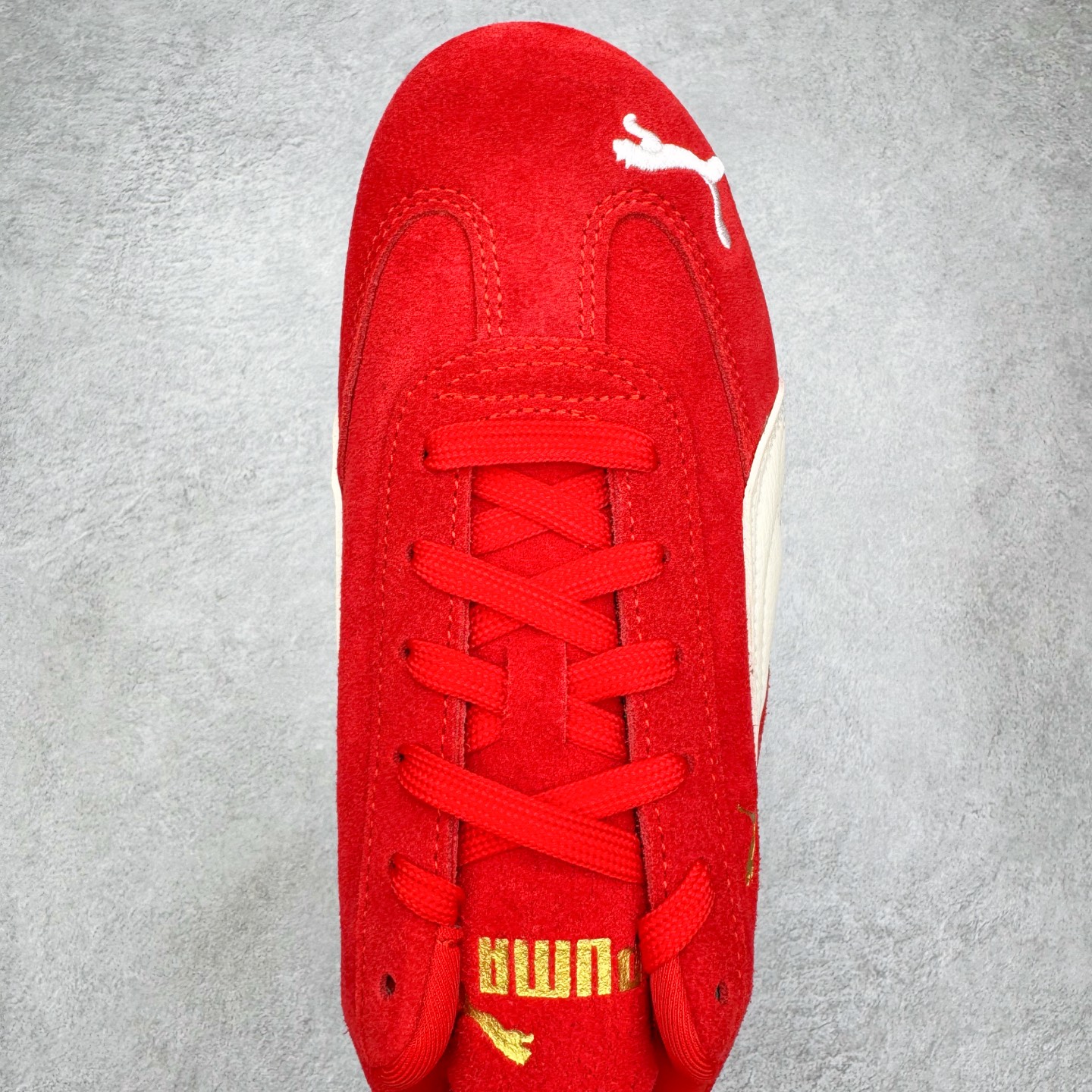 图片[4]-＃CS纯原 PUMA Speedca OG 彪马极速赛车系列低帮德训风拼接复古百搭休闲运动赛车鞋 鞋款从80、90年代赛车手所穿的防火赛车鞋为原型，鞋身线条模仿了赛车的流线廓形，体现了空气动力学原理的结构。简约流畅的外观，恰好又和贯穿其中的Formstrip Logo融合恰到好处，视觉上细节丰富且协调。本次Speedcat OG鞋款归来，最大看点自然式保留了窄版鞋型以及薄底构造。这两年各品牌鞋底越做越厚，Speedcat反其道而行之，上脚几乎无鞋底的效果带来耳目一新的视觉体验。鞋面依旧是以质感细腻的麂皮材质打造，并且大面积近乎全包裹的使用，复古味道也愈发浓烈。配色上更是将最原始的黑色和红色带回，向F1赛车队的标志性队服致敬。相信让各位一眼种草的更多是出挑的大红色，上脚即可瞬间点亮整体造型，在以球鞋为核心的OOTD中脱颖而出。而另一款黑色则是低调的万金油，彰显新潮个性的同时又不喧宾夺主，也是热爱简约系穿搭朋友的首选。 尺码：35.5 36 37 37.5 38 38.5 39 40 40.5 41 42 42.5 43 44 44.5 45-选品中心