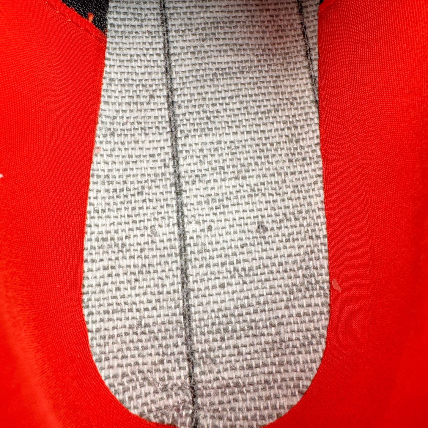 图片[11]-＃CS纯原 PUMA Speedca OG 彪马极速赛车系列低帮德训风拼接复古百搭休闲运动赛车鞋 鞋款从80、90年代赛车手所穿的防火赛车鞋为原型，鞋身线条模仿了赛车的流线廓形，体现了空气动力学原理的结构。简约流畅的外观，恰好又和贯穿其中的Formstrip Logo融合恰到好处，视觉上细节丰富且协调。本次Speedcat OG鞋款归来，最大看点自然式保留了窄版鞋型以及薄底构造。这两年各品牌鞋底越做越厚，Speedcat反其道而行之，上脚几乎无鞋底的效果带来耳目一新的视觉体验。鞋面依旧是以质感细腻的麂皮材质打造，并且大面积近乎全包裹的使用，复古味道也愈发浓烈。配色上更是将最原始的黑色和红色带回，向F1赛车队的标志性队服致敬。相信让各位一眼种草的更多是出挑的大红色，上脚即可瞬间点亮整体造型，在以球鞋为核心的OOTD中脱颖而出。而另一款黑色则是低调的万金油，彰显新潮个性的同时又不喧宾夺主，也是热爱简约系穿搭朋友的首选。 尺码：35.5 36 37 37.5 38 38.5 39 40 40.5 41 42 42.5 43 44 44.5 45-选品中心