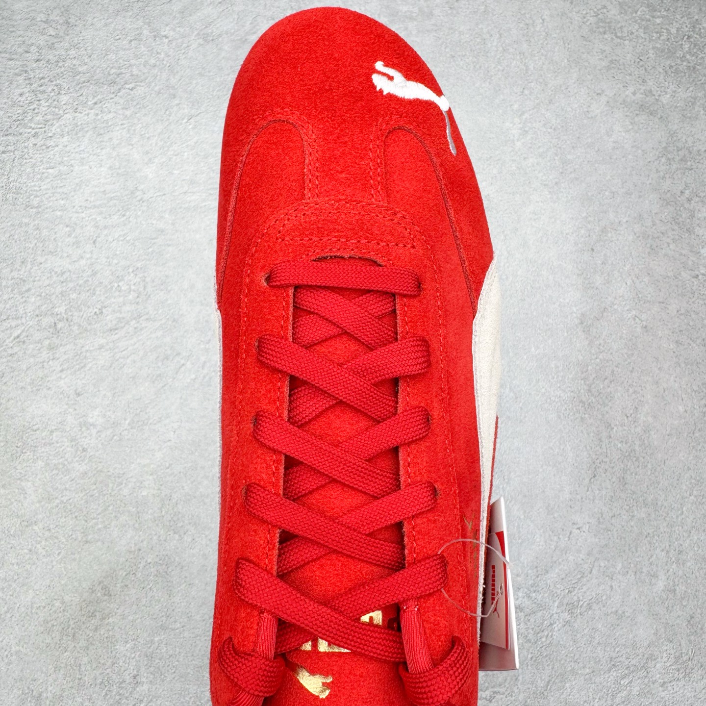 图片[4]-＃KZ纯原 PUMA Speedca OG 彪马极速赛车系列低帮德训风拼接复古百搭休闲运动赛车鞋 口碑大厂出品 品控大底版型不断改良更新 全套原纸板楦头开发 确保原汁原味 完美呈现版型 一比一鞋头弧度高度鞋身弧度 独家私模原厂航空铝磨具打磨大底 鞋头坡度极致还原 无解鞋型 原盒原配 圈内天花板工艺 原厂玻璃冲刀 超高清洁度 全鞋零毛边皮料切割 原厂中底布 鞋款从80、90年代赛车手所穿的防火赛车鞋为原型，鞋身线条模仿了赛车的流线廓形，体现了空气动力学原理的结构。简约流畅的外观，恰好又和贯穿其中的Formstrip Logo融合恰到好处，视觉上细节丰富且协调。本次Speedcat OG鞋款归来，最大看点自然式保留了窄版鞋型以及薄底构造。这两年各品牌鞋底越做越厚，Speedcat反其道而行之，上脚几乎无鞋底的效果带来耳目一新的视觉体验。鞋面依旧是以质感细腻的麂皮材质打造，并且大面积近乎全包裹的使用，复古味道也愈发浓烈。配色上更是将最原始的黑色和红色带回，向F1赛车队的标志性队服致敬。相信让各位一眼种草的更多是出挑的大红色，上脚即可瞬间点亮整体造型，在以球鞋为核心的OOTD中脱颖而出。而另一款黑色则是低调的万金油，彰显新潮个性的同时又不喧宾夺主，也是热爱简约系穿搭朋友的首选。 尺码：35.5 36 37 37.5 38 38.5 39 40 40.5 41 42 42.5 43 44 44.5 45 46-选品中心