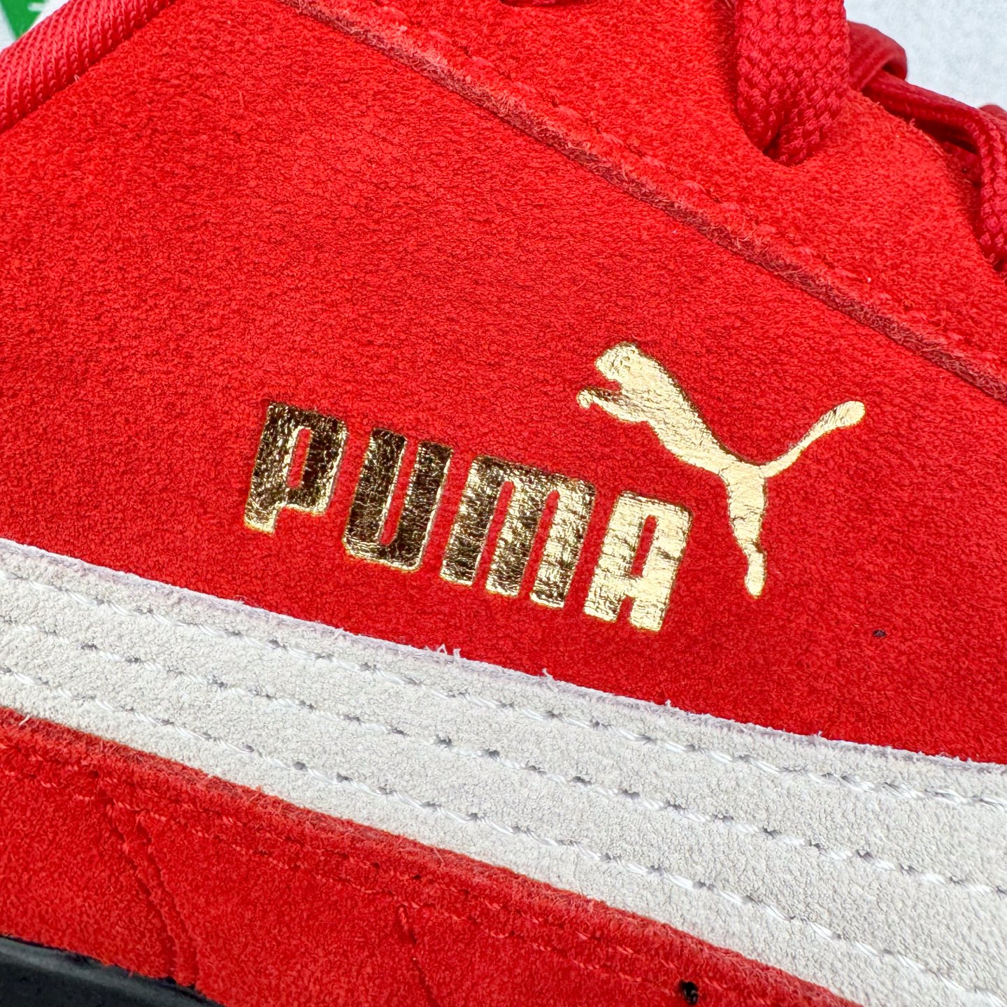 图片[18]-＃KZ纯原 PUMA Speedca OG 彪马极速赛车系列低帮德训风拼接复古百搭休闲运动赛车鞋 口碑大厂出品 品控大底版型不断改良更新 全套原纸板楦头开发 确保原汁原味 完美呈现版型 一比一鞋头弧度高度鞋身弧度 独家私模原厂航空铝磨具打磨大底 鞋头坡度极致还原 无解鞋型 原盒原配 圈内天花板工艺 原厂玻璃冲刀 超高清洁度 全鞋零毛边皮料切割 原厂中底布 鞋款从80、90年代赛车手所穿的防火赛车鞋为原型，鞋身线条模仿了赛车的流线廓形，体现了空气动力学原理的结构。简约流畅的外观，恰好又和贯穿其中的Formstrip Logo融合恰到好处，视觉上细节丰富且协调。本次Speedcat OG鞋款归来，最大看点自然式保留了窄版鞋型以及薄底构造。这两年各品牌鞋底越做越厚，Speedcat反其道而行之，上脚几乎无鞋底的效果带来耳目一新的视觉体验。鞋面依旧是以质感细腻的麂皮材质打造，并且大面积近乎全包裹的使用，复古味道也愈发浓烈。配色上更是将最原始的黑色和红色带回，向F1赛车队的标志性队服致敬。相信让各位一眼种草的更多是出挑的大红色，上脚即可瞬间点亮整体造型，在以球鞋为核心的OOTD中脱颖而出。而另一款黑色则是低调的万金油，彰显新潮个性的同时又不喧宾夺主，也是热爱简约系穿搭朋友的首选。 尺码：35.5 36 37 37.5 38 38.5 39 40 40.5 41 42 42.5 43 44 44.5 45 46-选品中心