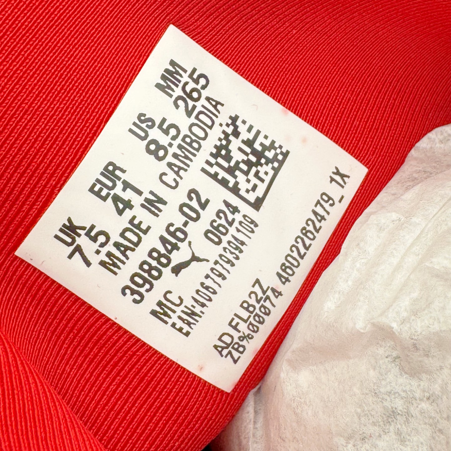 图片[14]-＃KZ纯原 PUMA Speedca OG 彪马极速赛车系列低帮德训风拼接复古百搭休闲运动赛车鞋 口碑大厂出品 品控大底版型不断改良更新 全套原纸板楦头开发 确保原汁原味 完美呈现版型 一比一鞋头弧度高度鞋身弧度 独家私模原厂航空铝磨具打磨大底 鞋头坡度极致还原 无解鞋型 原盒原配 圈内天花板工艺 原厂玻璃冲刀 超高清洁度 全鞋零毛边皮料切割 原厂中底布 鞋款从80、90年代赛车手所穿的防火赛车鞋为原型，鞋身线条模仿了赛车的流线廓形，体现了空气动力学原理的结构。简约流畅的外观，恰好又和贯穿其中的Formstrip Logo融合恰到好处，视觉上细节丰富且协调。本次Speedcat OG鞋款归来，最大看点自然式保留了窄版鞋型以及薄底构造。这两年各品牌鞋底越做越厚，Speedcat反其道而行之，上脚几乎无鞋底的效果带来耳目一新的视觉体验。鞋面依旧是以质感细腻的麂皮材质打造，并且大面积近乎全包裹的使用，复古味道也愈发浓烈。配色上更是将最原始的黑色和红色带回，向F1赛车队的标志性队服致敬。相信让各位一眼种草的更多是出挑的大红色，上脚即可瞬间点亮整体造型，在以球鞋为核心的OOTD中脱颖而出。而另一款黑色则是低调的万金油，彰显新潮个性的同时又不喧宾夺主，也是热爱简约系穿搭朋友的首选。 尺码：35.5 36 37 37.5 38 38.5 39 40 40.5 41 42 42.5 43 44 44.5 45 46-选品中心