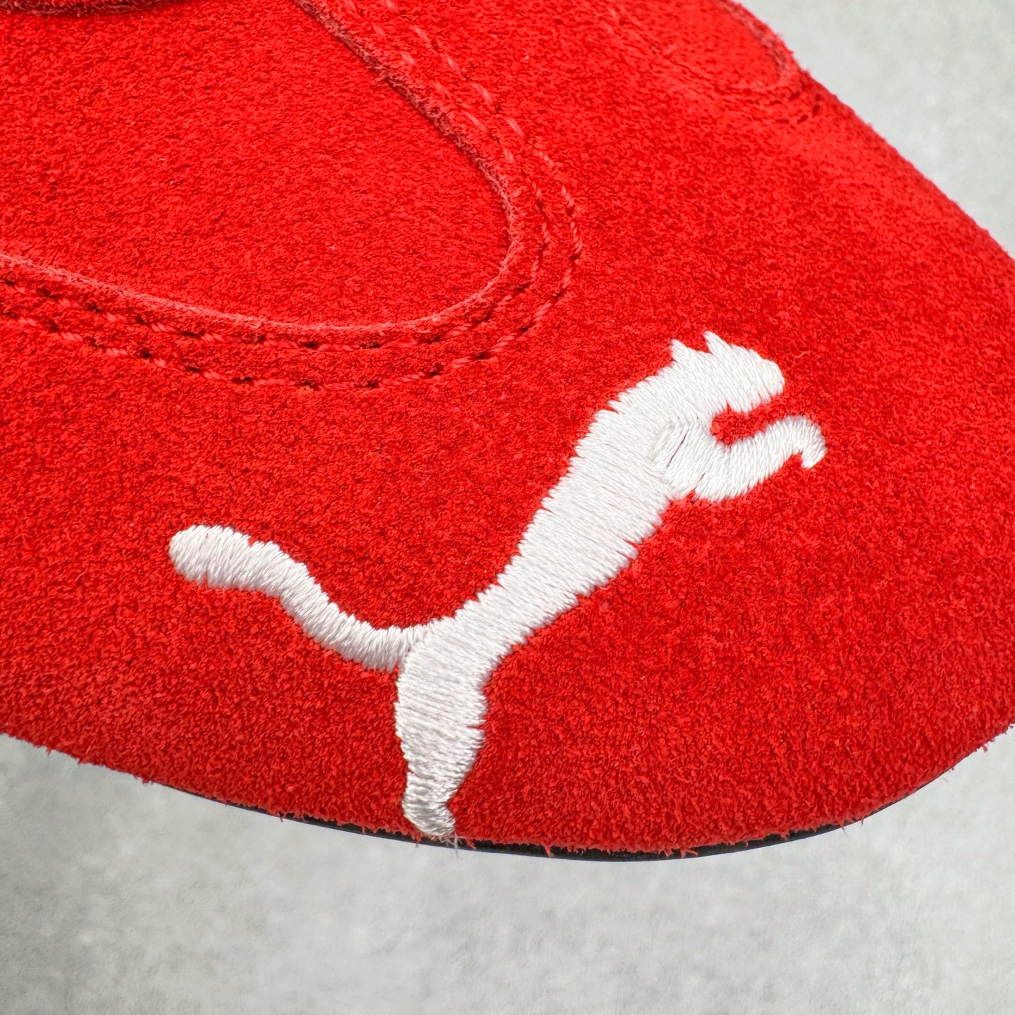 图片[20]-＃KZ纯原 PUMA Speedca OG 彪马极速赛车系列低帮德训风拼接复古百搭休闲运动赛车鞋 口碑大厂出品 品控大底版型不断改良更新 全套原纸板楦头开发 确保原汁原味 完美呈现版型 一比一鞋头弧度高度鞋身弧度 独家私模原厂航空铝磨具打磨大底 鞋头坡度极致还原 无解鞋型 原盒原配 圈内天花板工艺 原厂玻璃冲刀 超高清洁度 全鞋零毛边皮料切割 原厂中底布 鞋款从80、90年代赛车手所穿的防火赛车鞋为原型，鞋身线条模仿了赛车的流线廓形，体现了空气动力学原理的结构。简约流畅的外观，恰好又和贯穿其中的Formstrip Logo融合恰到好处，视觉上细节丰富且协调。本次Speedcat OG鞋款归来，最大看点自然式保留了窄版鞋型以及薄底构造。这两年各品牌鞋底越做越厚，Speedcat反其道而行之，上脚几乎无鞋底的效果带来耳目一新的视觉体验。鞋面依旧是以质感细腻的麂皮材质打造，并且大面积近乎全包裹的使用，复古味道也愈发浓烈。配色上更是将最原始的黑色和红色带回，向F1赛车队的标志性队服致敬。相信让各位一眼种草的更多是出挑的大红色，上脚即可瞬间点亮整体造型，在以球鞋为核心的OOTD中脱颖而出。而另一款黑色则是低调的万金油，彰显新潮个性的同时又不喧宾夺主，也是热爱简约系穿搭朋友的首选。 尺码：35.5 36 37 37.5 38 38.5 39 40 40.5 41 42 42.5 43 44 44.5 45 46-选品中心