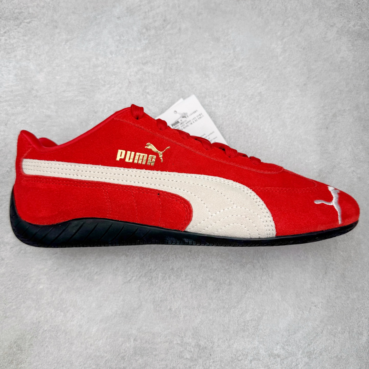 ＃KZ纯原 PUMA Speedca OG 彪马极速赛车系列低帮德训风拼接复古百搭休闲运动赛车鞋 口碑大厂出品 品控大底版型不断改良更新 全套原纸板楦头开发 确保原汁原味 完美呈现版型 一比一鞋头弧度高度鞋身弧度 独家私模原厂航空铝磨具打磨大底 鞋头坡度极致还原 无解鞋型 原盒原配 圈内天花板工艺 原厂玻璃冲刀 超高清洁度 全鞋零毛边皮料切割 原厂中底布 鞋款从80、90年代赛车手所穿的防火赛车鞋为原型，鞋身线条模仿了赛车的流线廓形，体现了空气动力学原理的结构。简约流畅的外观，恰好又和贯穿其中的Formstrip Logo融合恰到好处，视觉上细节丰富且协调。本次Speedcat OG鞋款归来，最大看点自然式保留了窄版鞋型以及薄底构造。这两年各品牌鞋底越做越厚，Speedcat反其道而行之，上脚几乎无鞋底的效果带来耳目一新的视觉体验。鞋面依旧是以质感细腻的麂皮材质打造，并且大面积近乎全包裹的使用，复古味道也愈发浓烈。配色上更是将最原始的黑色和红色带回，向F1赛车队的标志性队服致敬。相信让各位一眼种草的更多是出挑的大红色，上脚即可瞬间点亮整体造型，在以球鞋为核心的OOTD中脱颖而出。而另一款黑色则是低调的万金油，彰显新潮个性的同时又不喧宾夺主，也是热爱简约系穿搭朋友的首选。 尺码：35.5 36 37 37.5 38 38.5 39 40 40.5 41 42 42.5 43 44 44.5 45 46-选品中心