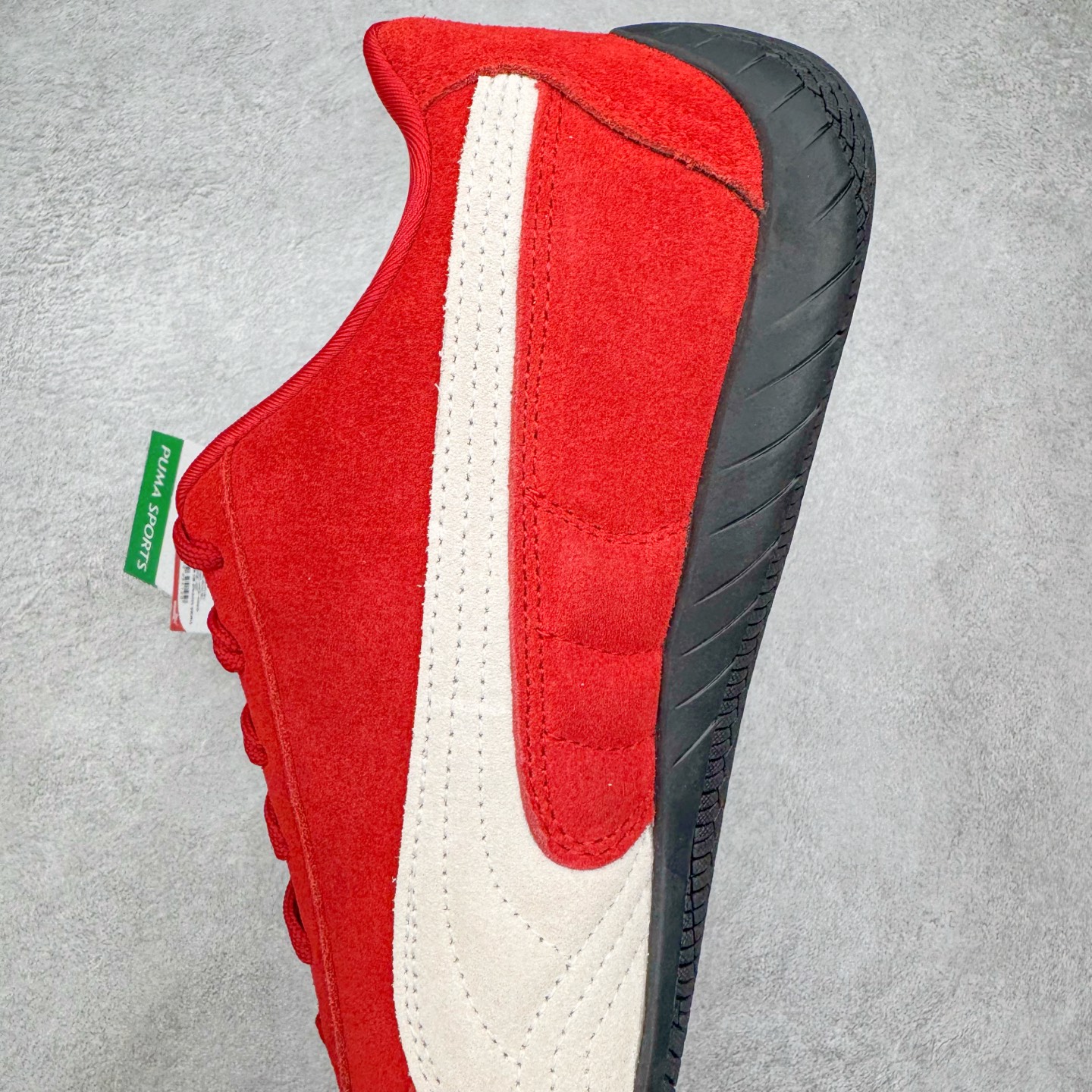 图片[7]-＃KZ纯原 PUMA Speedca OG 彪马极速赛车系列低帮德训风拼接复古百搭休闲运动赛车鞋 口碑大厂出品 品控大底版型不断改良更新 全套原纸板楦头开发 确保原汁原味 完美呈现版型 一比一鞋头弧度高度鞋身弧度 独家私模原厂航空铝磨具打磨大底 鞋头坡度极致还原 无解鞋型 原盒原配 圈内天花板工艺 原厂玻璃冲刀 超高清洁度 全鞋零毛边皮料切割 原厂中底布 鞋款从80、90年代赛车手所穿的防火赛车鞋为原型，鞋身线条模仿了赛车的流线廓形，体现了空气动力学原理的结构。简约流畅的外观，恰好又和贯穿其中的Formstrip Logo融合恰到好处，视觉上细节丰富且协调。本次Speedcat OG鞋款归来，最大看点自然式保留了窄版鞋型以及薄底构造。这两年各品牌鞋底越做越厚，Speedcat反其道而行之，上脚几乎无鞋底的效果带来耳目一新的视觉体验。鞋面依旧是以质感细腻的麂皮材质打造，并且大面积近乎全包裹的使用，复古味道也愈发浓烈。配色上更是将最原始的黑色和红色带回，向F1赛车队的标志性队服致敬。相信让各位一眼种草的更多是出挑的大红色，上脚即可瞬间点亮整体造型，在以球鞋为核心的OOTD中脱颖而出。而另一款黑色则是低调的万金油，彰显新潮个性的同时又不喧宾夺主，也是热爱简约系穿搭朋友的首选。 尺码：35.5 36 37 37.5 38 38.5 39 40 40.5 41 42 42.5 43 44 44.5 45 46-选品中心