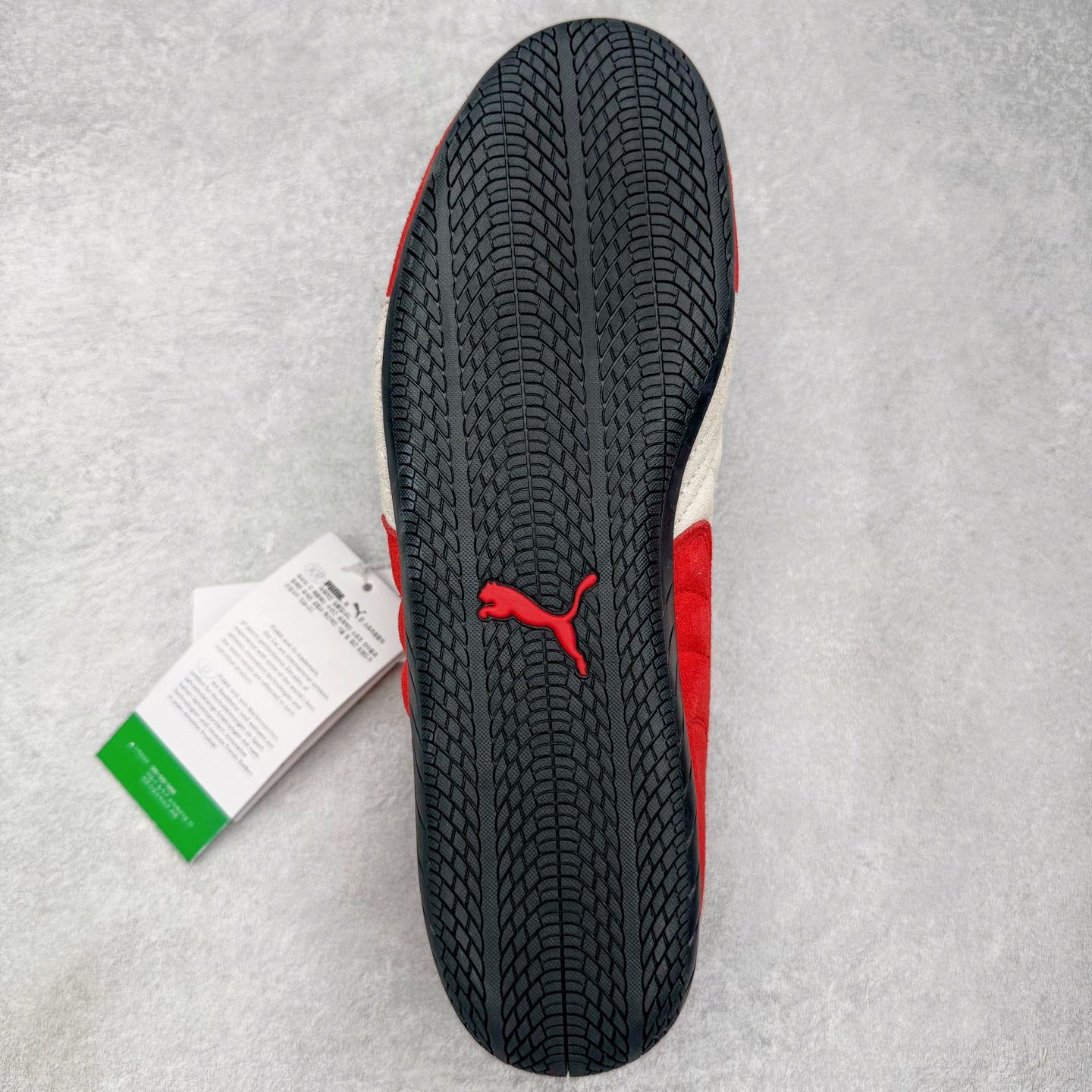 图片[9]-＃KZ纯原 PUMA Speedca OG 彪马极速赛车系列低帮德训风拼接复古百搭休闲运动赛车鞋 口碑大厂出品 品控大底版型不断改良更新 全套原纸板楦头开发 确保原汁原味 完美呈现版型 一比一鞋头弧度高度鞋身弧度 独家私模原厂航空铝磨具打磨大底 鞋头坡度极致还原 无解鞋型 原盒原配 圈内天花板工艺 原厂玻璃冲刀 超高清洁度 全鞋零毛边皮料切割 原厂中底布 鞋款从80、90年代赛车手所穿的防火赛车鞋为原型，鞋身线条模仿了赛车的流线廓形，体现了空气动力学原理的结构。简约流畅的外观，恰好又和贯穿其中的Formstrip Logo融合恰到好处，视觉上细节丰富且协调。本次Speedcat OG鞋款归来，最大看点自然式保留了窄版鞋型以及薄底构造。这两年各品牌鞋底越做越厚，Speedcat反其道而行之，上脚几乎无鞋底的效果带来耳目一新的视觉体验。鞋面依旧是以质感细腻的麂皮材质打造，并且大面积近乎全包裹的使用，复古味道也愈发浓烈。配色上更是将最原始的黑色和红色带回，向F1赛车队的标志性队服致敬。相信让各位一眼种草的更多是出挑的大红色，上脚即可瞬间点亮整体造型，在以球鞋为核心的OOTD中脱颖而出。而另一款黑色则是低调的万金油，彰显新潮个性的同时又不喧宾夺主，也是热爱简约系穿搭朋友的首选。 尺码：35.5 36 37 37.5 38 38.5 39 40 40.5 41 42 42.5 43 44 44.5 45 46-选品中心