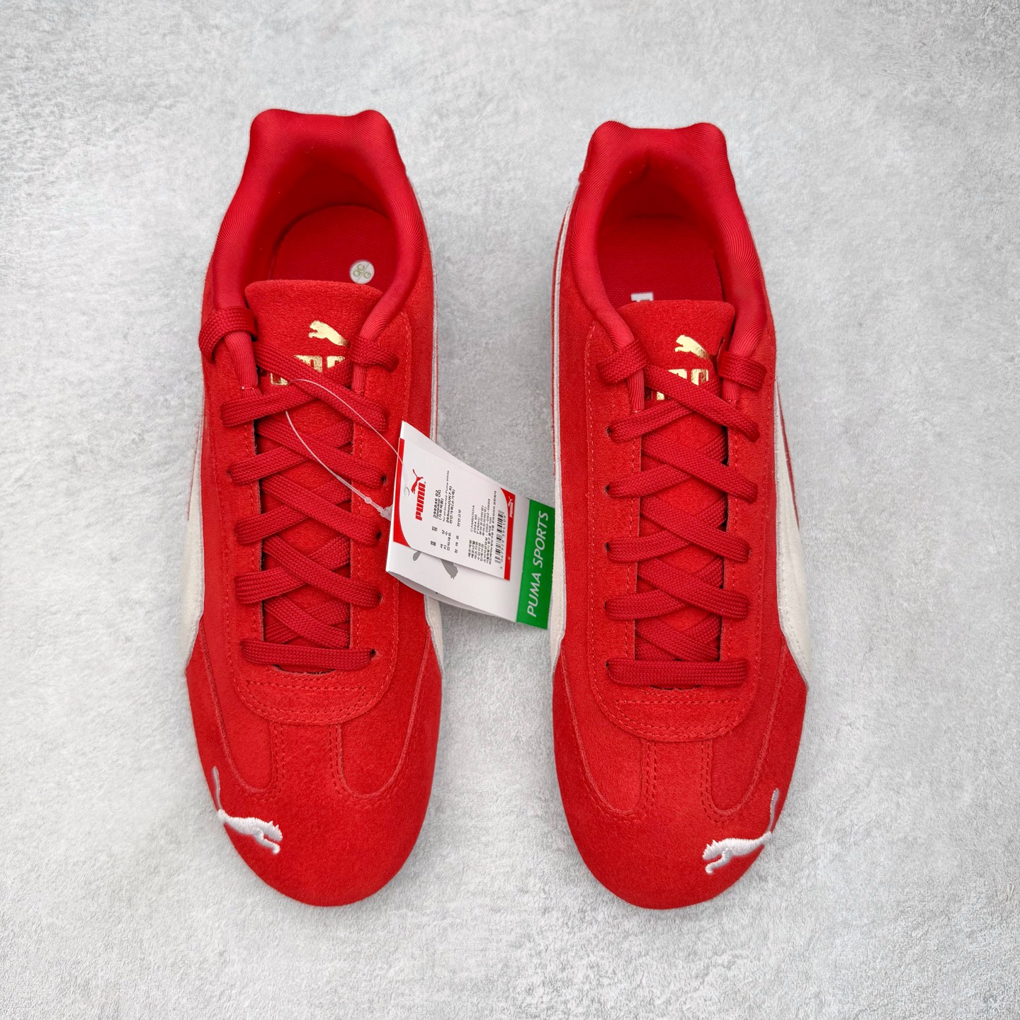 图片[2]-＃KZ纯原 PUMA Speedca OG 彪马极速赛车系列低帮德训风拼接复古百搭休闲运动赛车鞋 口碑大厂出品 品控大底版型不断改良更新 全套原纸板楦头开发 确保原汁原味 完美呈现版型 一比一鞋头弧度高度鞋身弧度 独家私模原厂航空铝磨具打磨大底 鞋头坡度极致还原 无解鞋型 原盒原配 圈内天花板工艺 原厂玻璃冲刀 超高清洁度 全鞋零毛边皮料切割 原厂中底布 鞋款从80、90年代赛车手所穿的防火赛车鞋为原型，鞋身线条模仿了赛车的流线廓形，体现了空气动力学原理的结构。简约流畅的外观，恰好又和贯穿其中的Formstrip Logo融合恰到好处，视觉上细节丰富且协调。本次Speedcat OG鞋款归来，最大看点自然式保留了窄版鞋型以及薄底构造。这两年各品牌鞋底越做越厚，Speedcat反其道而行之，上脚几乎无鞋底的效果带来耳目一新的视觉体验。鞋面依旧是以质感细腻的麂皮材质打造，并且大面积近乎全包裹的使用，复古味道也愈发浓烈。配色上更是将最原始的黑色和红色带回，向F1赛车队的标志性队服致敬。相信让各位一眼种草的更多是出挑的大红色，上脚即可瞬间点亮整体造型，在以球鞋为核心的OOTD中脱颖而出。而另一款黑色则是低调的万金油，彰显新潮个性的同时又不喧宾夺主，也是热爱简约系穿搭朋友的首选。 尺码：35.5 36 37 37.5 38 38.5 39 40 40.5 41 42 42.5 43 44 44.5 45 46-选品中心