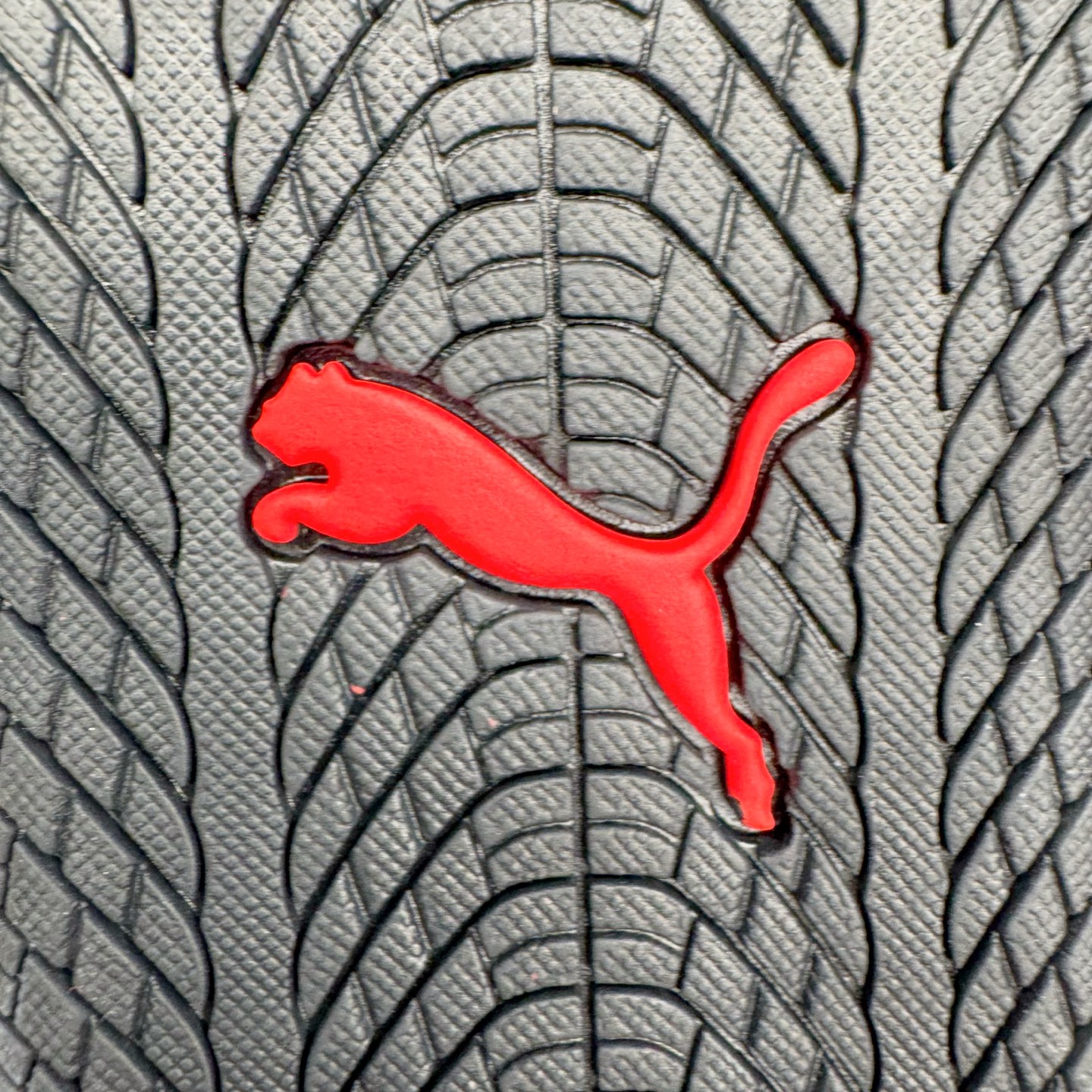 图片[11]-＃KZ纯原 PUMA Speedca OG 彪马极速赛车系列低帮德训风拼接复古百搭休闲运动赛车鞋 口碑大厂出品 品控大底版型不断改良更新 全套原纸板楦头开发 确保原汁原味 完美呈现版型 一比一鞋头弧度高度鞋身弧度 独家私模原厂航空铝磨具打磨大底 鞋头坡度极致还原 无解鞋型 原盒原配 圈内天花板工艺 原厂玻璃冲刀 超高清洁度 全鞋零毛边皮料切割 原厂中底布 鞋款从80、90年代赛车手所穿的防火赛车鞋为原型，鞋身线条模仿了赛车的流线廓形，体现了空气动力学原理的结构。简约流畅的外观，恰好又和贯穿其中的Formstrip Logo融合恰到好处，视觉上细节丰富且协调。本次Speedcat OG鞋款归来，最大看点自然式保留了窄版鞋型以及薄底构造。这两年各品牌鞋底越做越厚，Speedcat反其道而行之，上脚几乎无鞋底的效果带来耳目一新的视觉体验。鞋面依旧是以质感细腻的麂皮材质打造，并且大面积近乎全包裹的使用，复古味道也愈发浓烈。配色上更是将最原始的黑色和红色带回，向F1赛车队的标志性队服致敬。相信让各位一眼种草的更多是出挑的大红色，上脚即可瞬间点亮整体造型，在以球鞋为核心的OOTD中脱颖而出。而另一款黑色则是低调的万金油，彰显新潮个性的同时又不喧宾夺主，也是热爱简约系穿搭朋友的首选。 尺码：35.5 36 37 37.5 38 38.5 39 40 40.5 41 42 42.5 43 44 44.5 45 46-选品中心