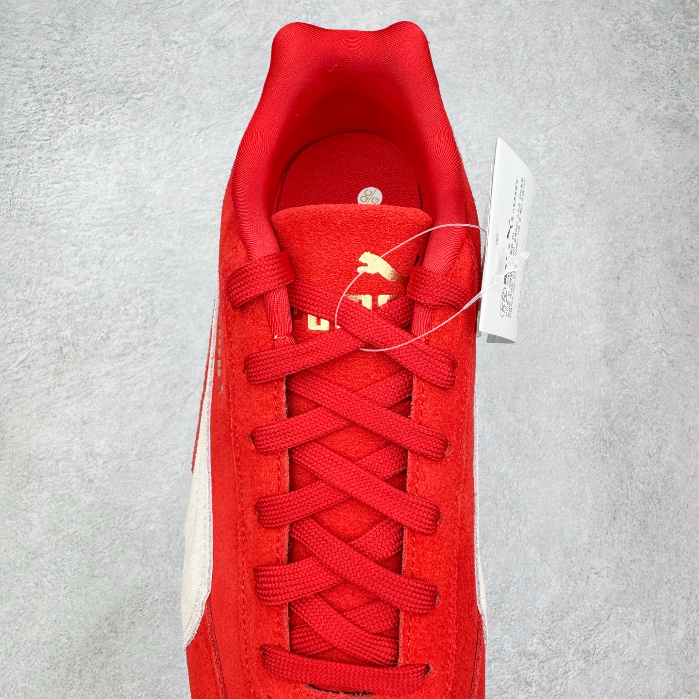 图片[5]-＃KZ纯原 PUMA Speedca OG 彪马极速赛车系列低帮德训风拼接复古百搭休闲运动赛车鞋 口碑大厂出品 品控大底版型不断改良更新 全套原纸板楦头开发 确保原汁原味 完美呈现版型 一比一鞋头弧度高度鞋身弧度 独家私模原厂航空铝磨具打磨大底 鞋头坡度极致还原 无解鞋型 原盒原配 圈内天花板工艺 原厂玻璃冲刀 超高清洁度 全鞋零毛边皮料切割 原厂中底布 鞋款从80、90年代赛车手所穿的防火赛车鞋为原型，鞋身线条模仿了赛车的流线廓形，体现了空气动力学原理的结构。简约流畅的外观，恰好又和贯穿其中的Formstrip Logo融合恰到好处，视觉上细节丰富且协调。本次Speedcat OG鞋款归来，最大看点自然式保留了窄版鞋型以及薄底构造。这两年各品牌鞋底越做越厚，Speedcat反其道而行之，上脚几乎无鞋底的效果带来耳目一新的视觉体验。鞋面依旧是以质感细腻的麂皮材质打造，并且大面积近乎全包裹的使用，复古味道也愈发浓烈。配色上更是将最原始的黑色和红色带回，向F1赛车队的标志性队服致敬。相信让各位一眼种草的更多是出挑的大红色，上脚即可瞬间点亮整体造型，在以球鞋为核心的OOTD中脱颖而出。而另一款黑色则是低调的万金油，彰显新潮个性的同时又不喧宾夺主，也是热爱简约系穿搭朋友的首选。 尺码：35.5 36 37 37.5 38 38.5 39 40 40.5 41 42 42.5 43 44 44.5 45 46-选品中心