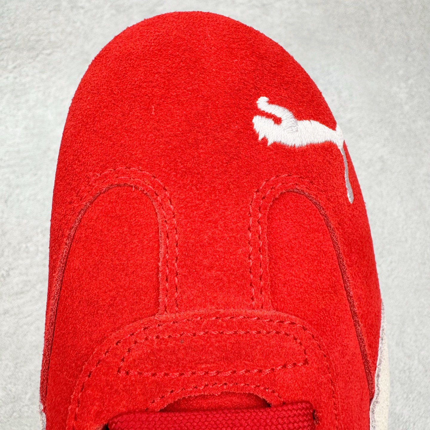 图片[21]-＃KZ纯原 PUMA Speedca OG 彪马极速赛车系列低帮德训风拼接复古百搭休闲运动赛车鞋 口碑大厂出品 品控大底版型不断改良更新 全套原纸板楦头开发 确保原汁原味 完美呈现版型 一比一鞋头弧度高度鞋身弧度 独家私模原厂航空铝磨具打磨大底 鞋头坡度极致还原 无解鞋型 原盒原配 圈内天花板工艺 原厂玻璃冲刀 超高清洁度 全鞋零毛边皮料切割 原厂中底布 鞋款从80、90年代赛车手所穿的防火赛车鞋为原型，鞋身线条模仿了赛车的流线廓形，体现了空气动力学原理的结构。简约流畅的外观，恰好又和贯穿其中的Formstrip Logo融合恰到好处，视觉上细节丰富且协调。本次Speedcat OG鞋款归来，最大看点自然式保留了窄版鞋型以及薄底构造。这两年各品牌鞋底越做越厚，Speedcat反其道而行之，上脚几乎无鞋底的效果带来耳目一新的视觉体验。鞋面依旧是以质感细腻的麂皮材质打造，并且大面积近乎全包裹的使用，复古味道也愈发浓烈。配色上更是将最原始的黑色和红色带回，向F1赛车队的标志性队服致敬。相信让各位一眼种草的更多是出挑的大红色，上脚即可瞬间点亮整体造型，在以球鞋为核心的OOTD中脱颖而出。而另一款黑色则是低调的万金油，彰显新潮个性的同时又不喧宾夺主，也是热爱简约系穿搭朋友的首选。 尺码：35.5 36 37 37.5 38 38.5 39 40 40.5 41 42 42.5 43 44 44.5 45 46-选品中心